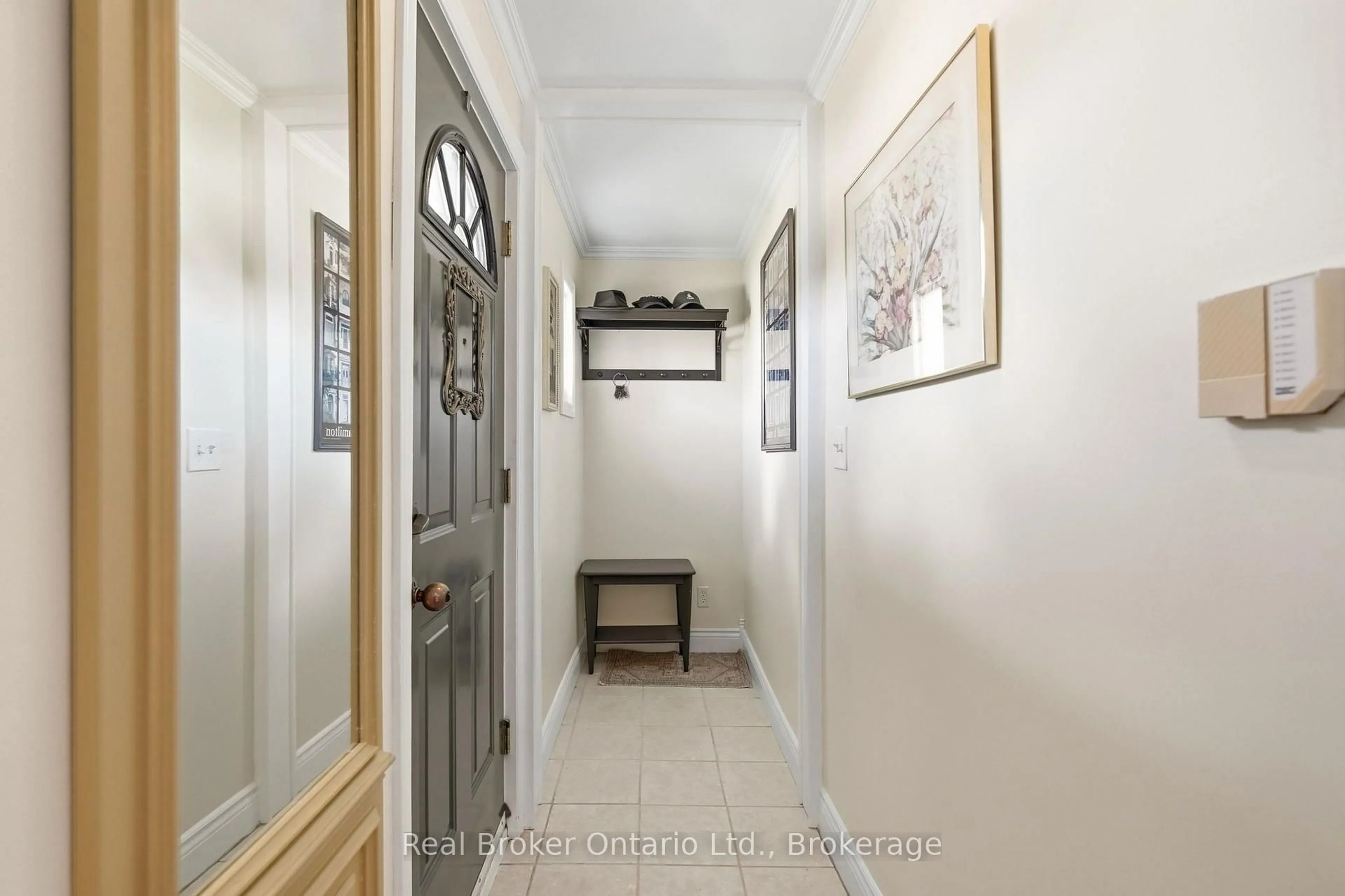 Indoor entryway for 2210 KING St, Hamilton Ontario L8K 1W6