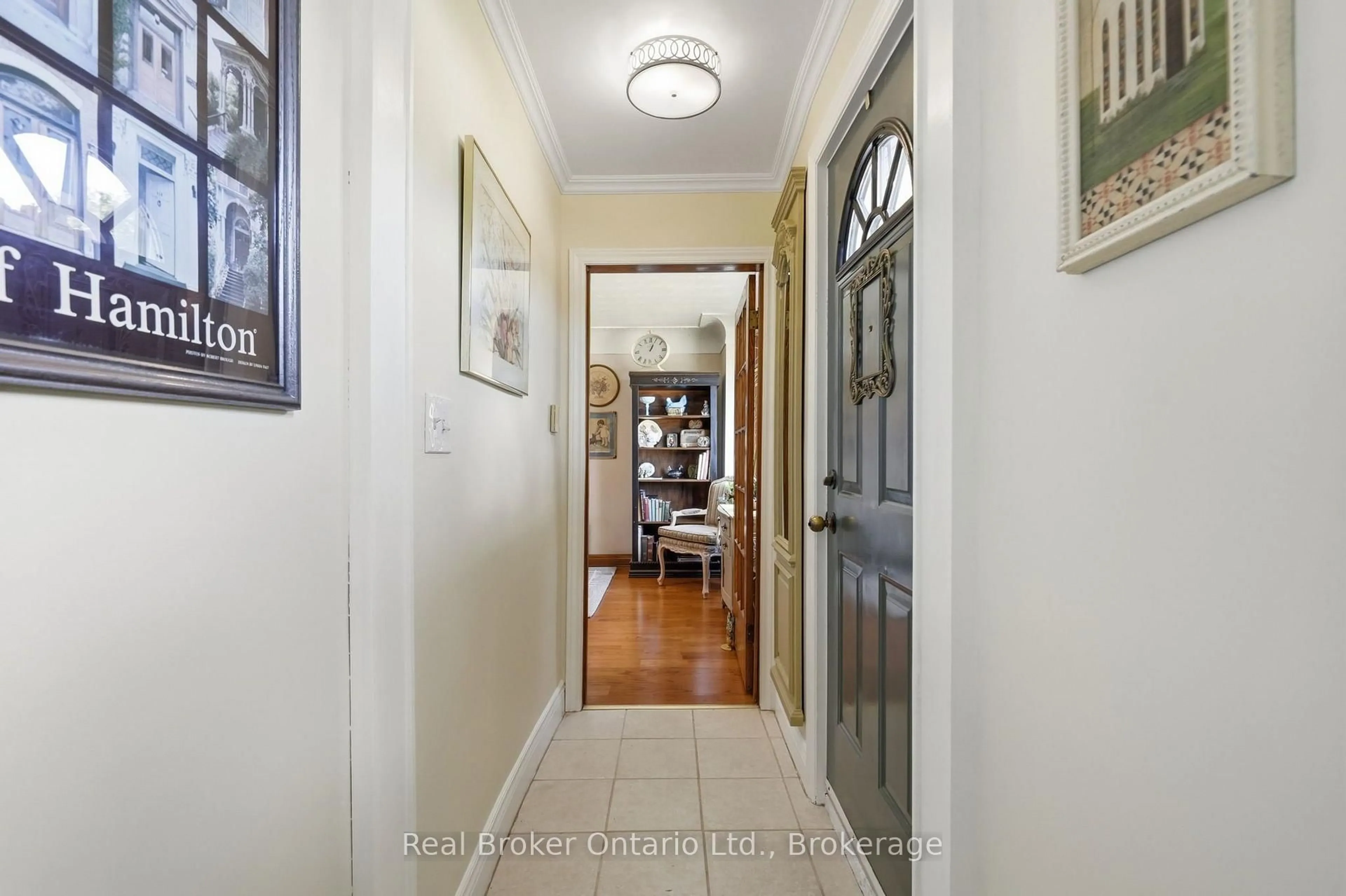 Indoor entryway for 2210 KING St, Hamilton Ontario L8K 1W6