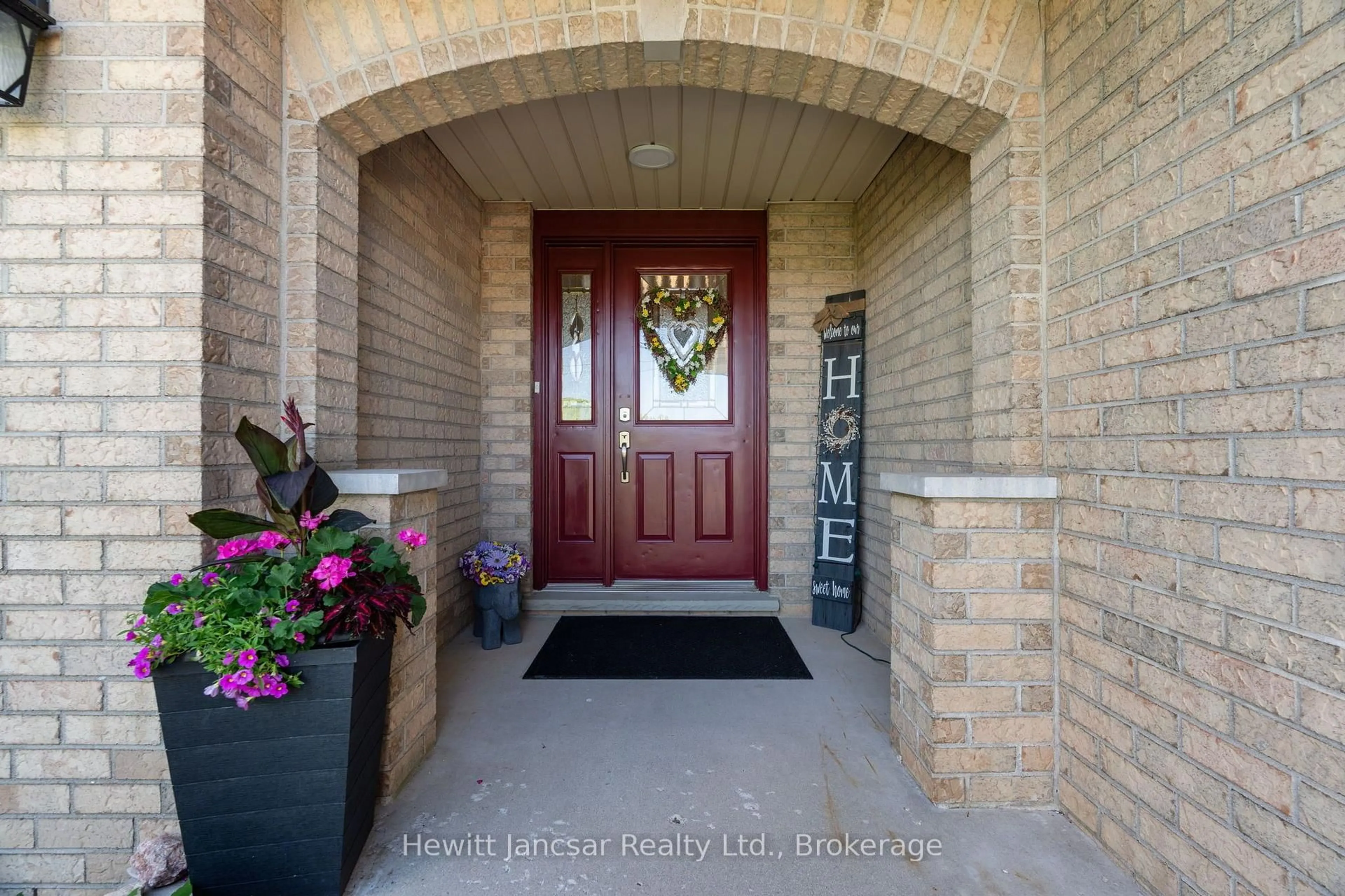 Indoor entryway for 34381 DENFIELD Rd, Lucan Biddulph Ontario N0M 2S0
