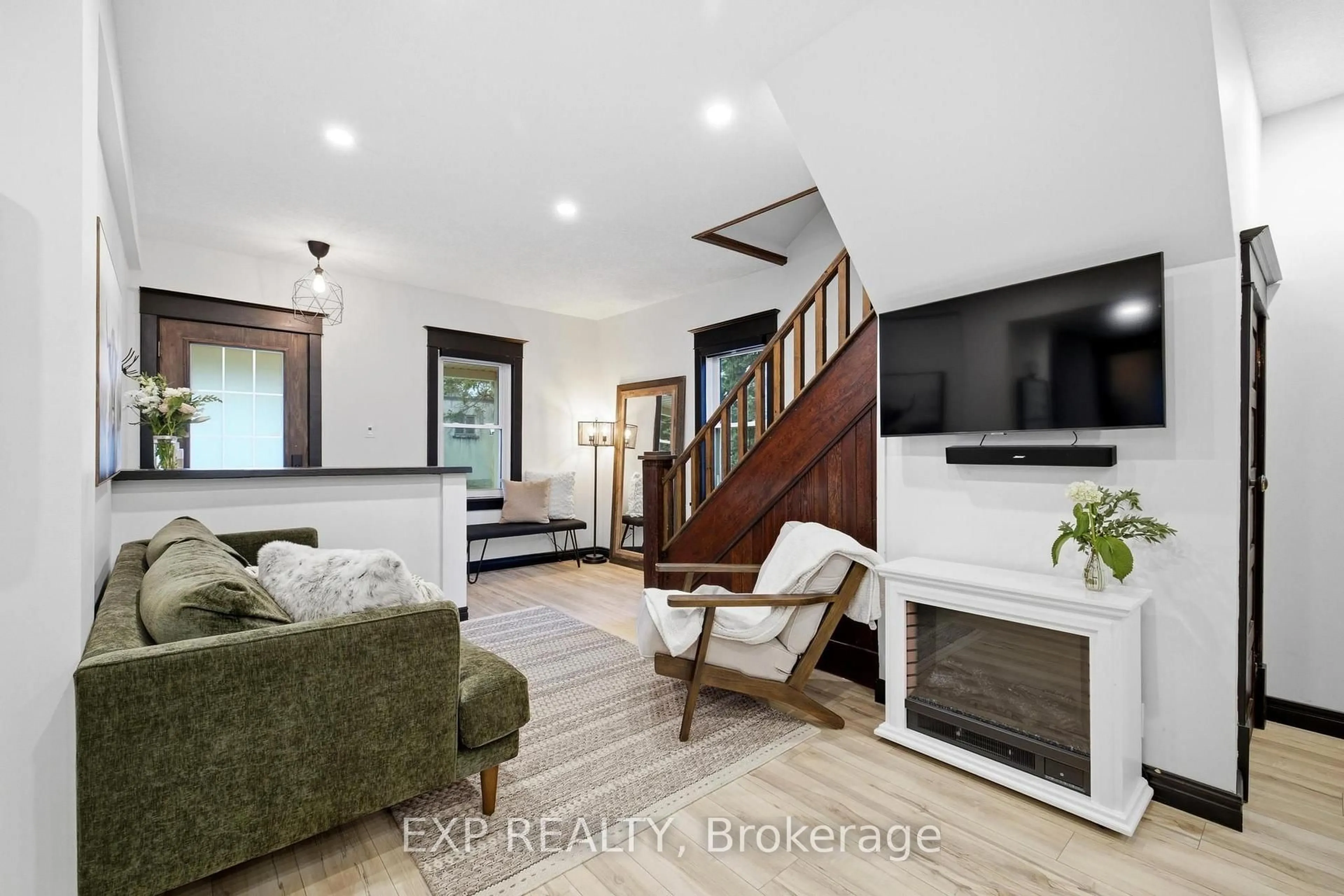 Living room with furniture, unknown for 35 Arthur St, Woolwich Ontario N3B 1Z6