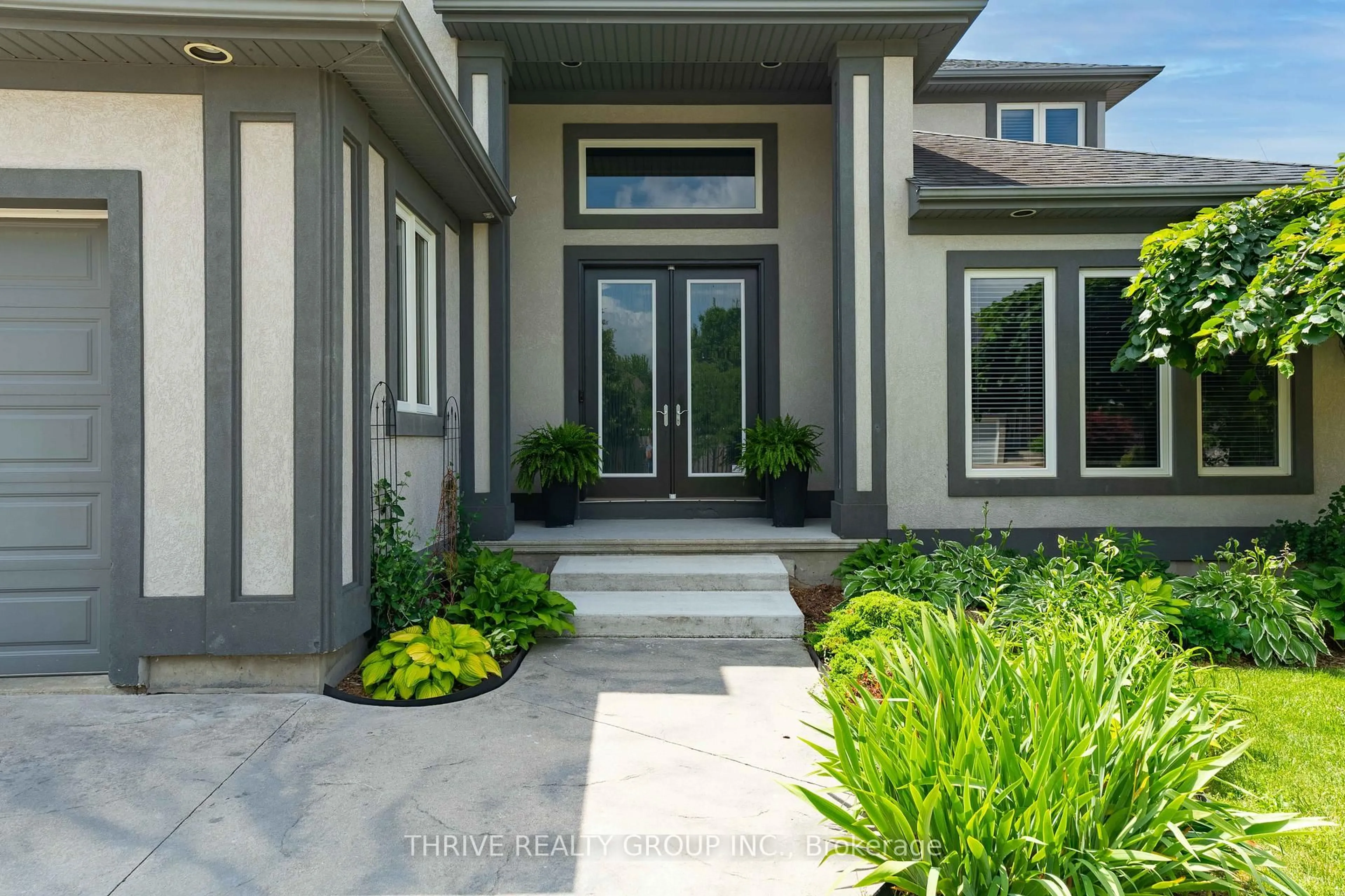 Indoor entryway for 944 Collins Dr, London South Ontario N6K 4X6