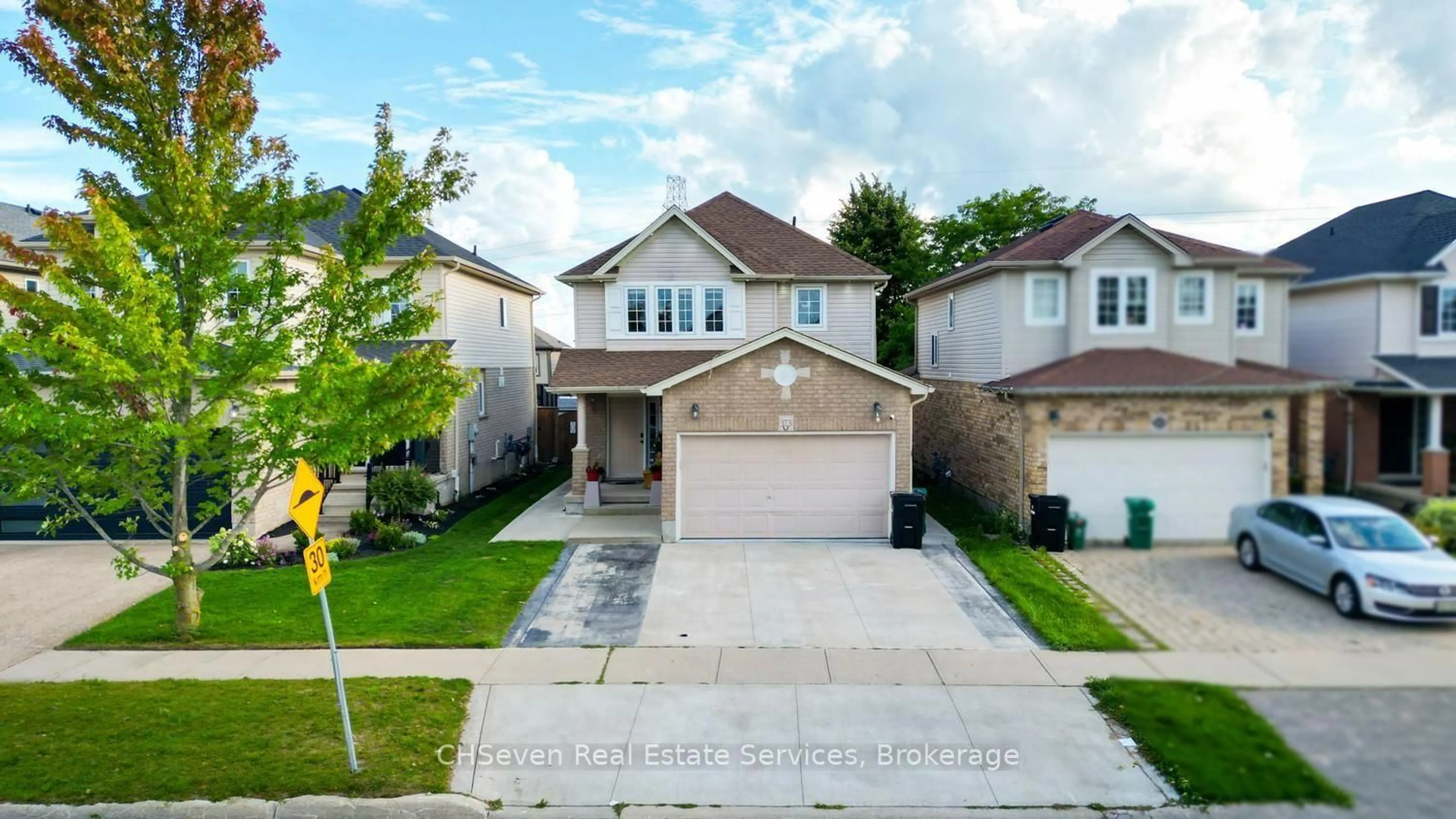 A pic from outside/outdoor area/front of a property/back of a property/a pic from drone, street for 373 Thomas Slee Dr, Kitchener Ontario N2P 2X5
