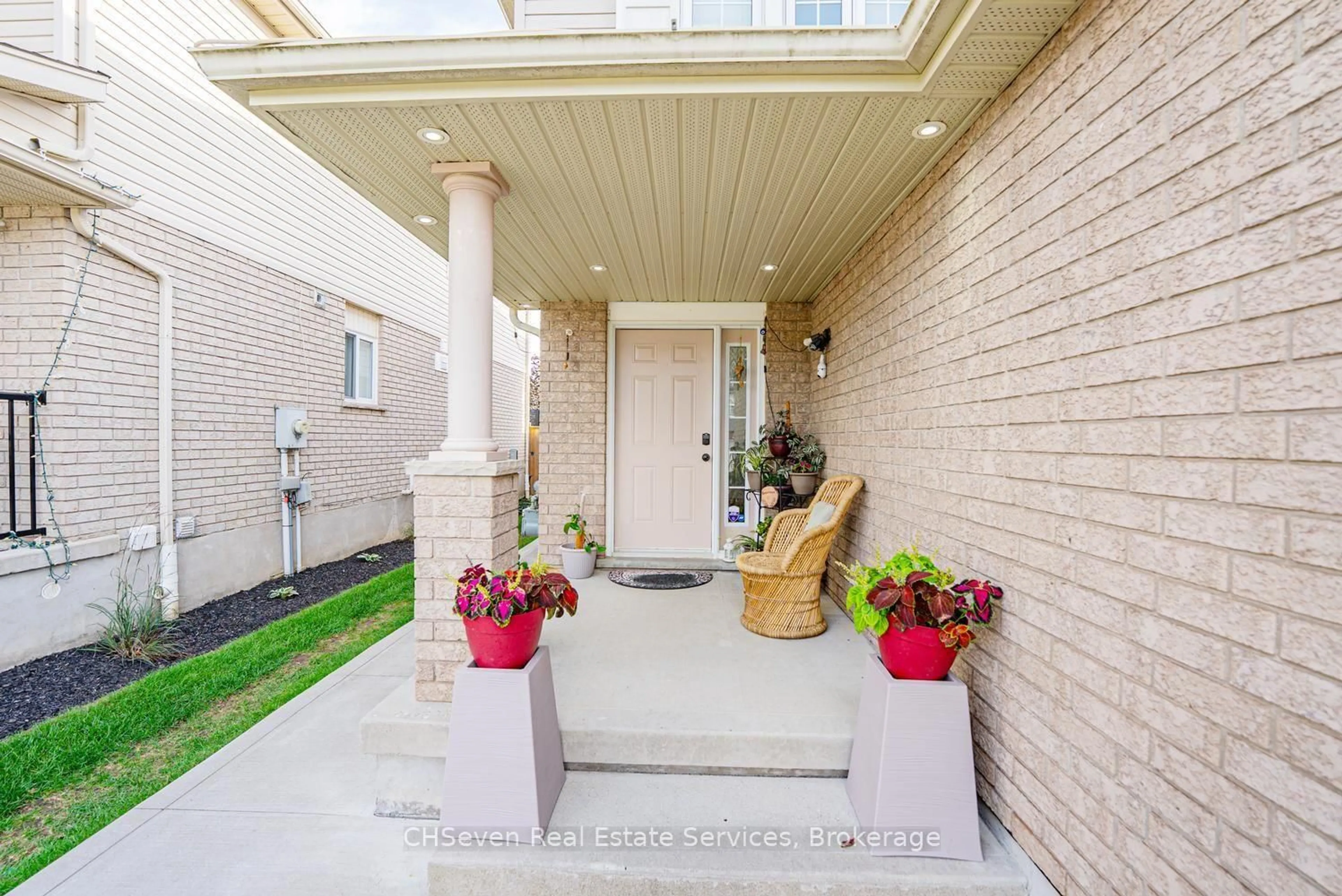 Indoor entryway for 373 Thomas Slee Dr, Kitchener Ontario N2P 2X5