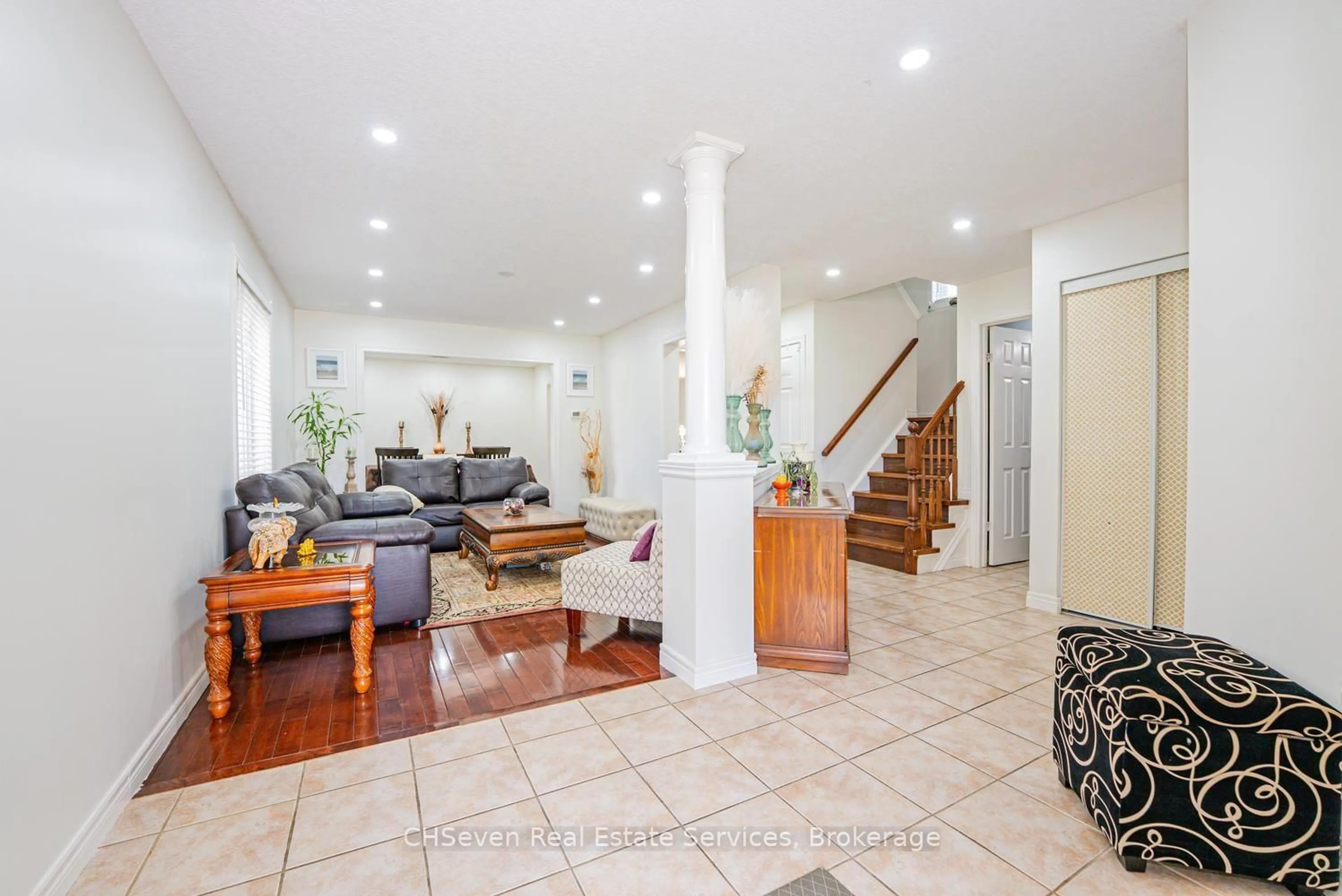 Indoor foyer for 373 Thomas Slee Dr, Kitchener Ontario N2P 2X5