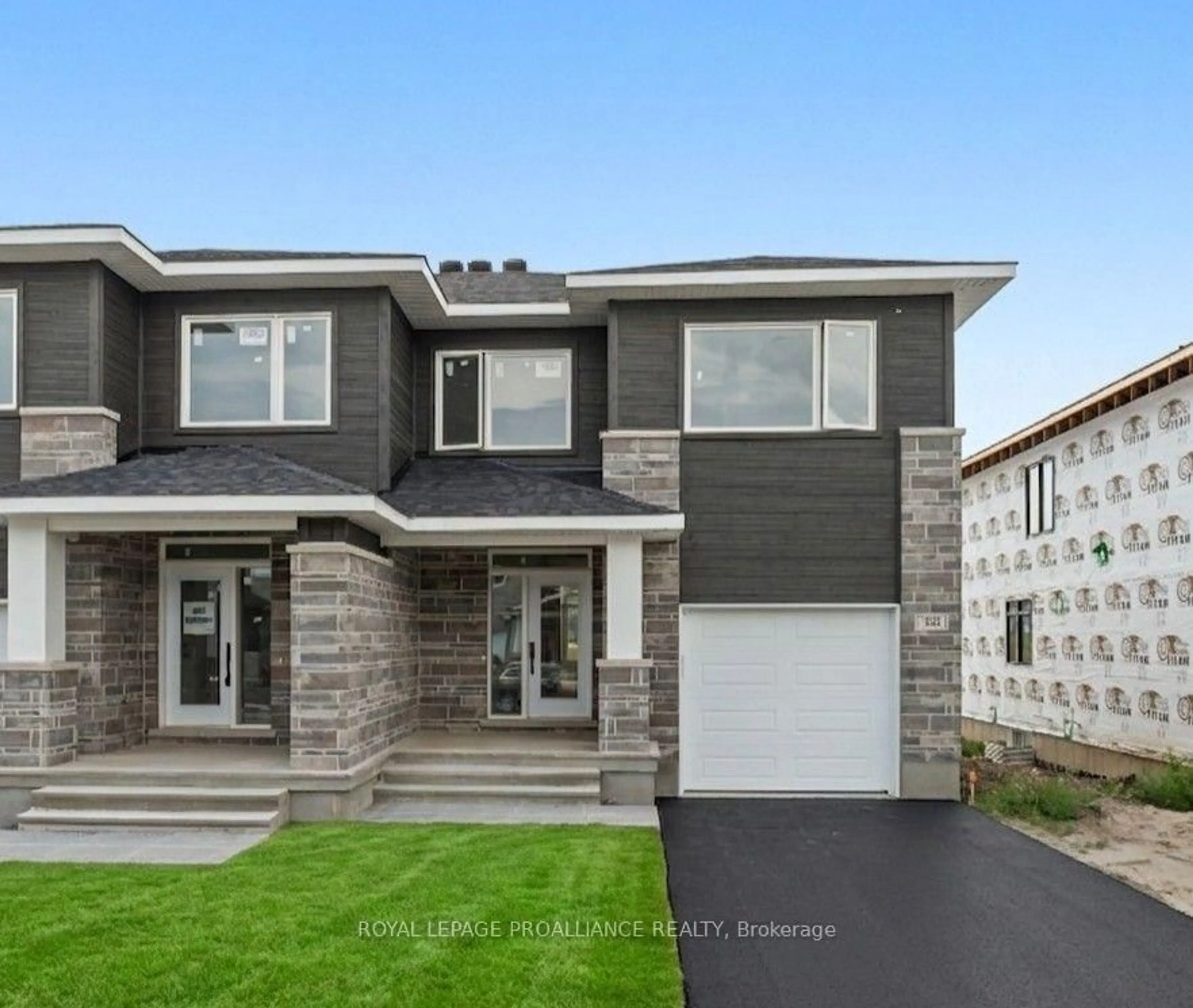 Home with vinyl exterior material, street for 1028 Moore St, Brockville Ontario K6V 0H2