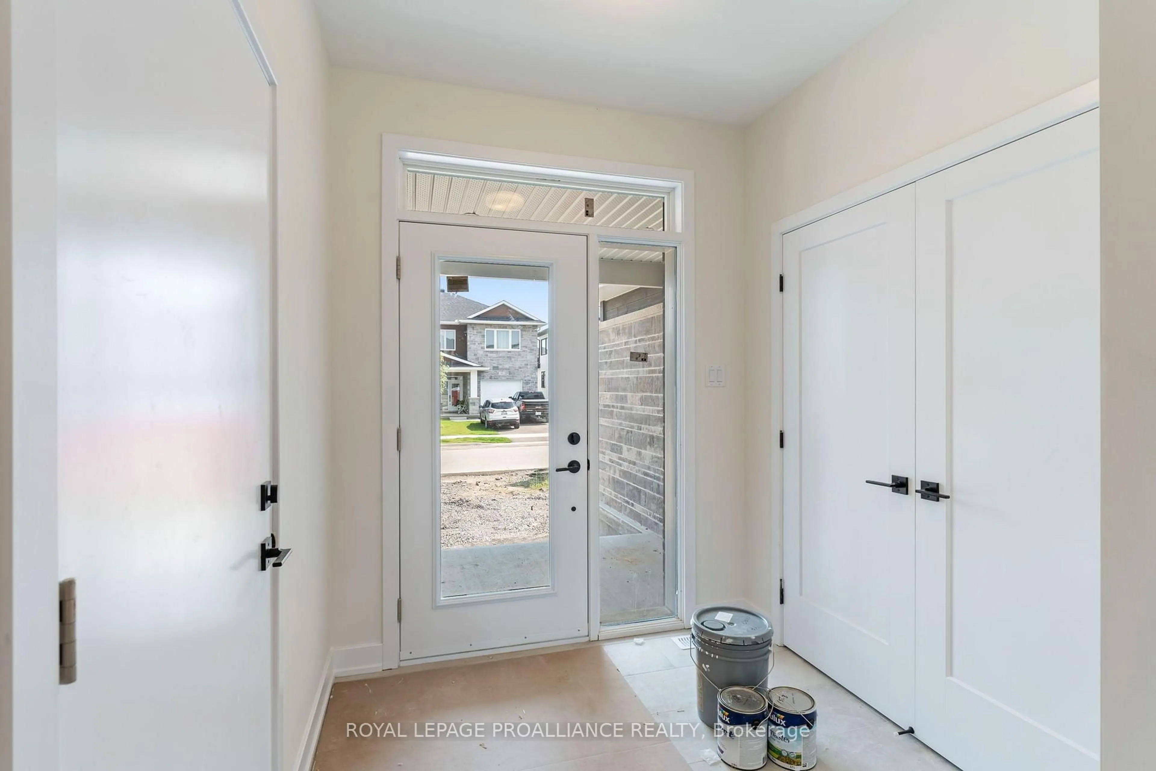 Indoor entryway for 1028 Moore St, Brockville Ontario K6V 0H2