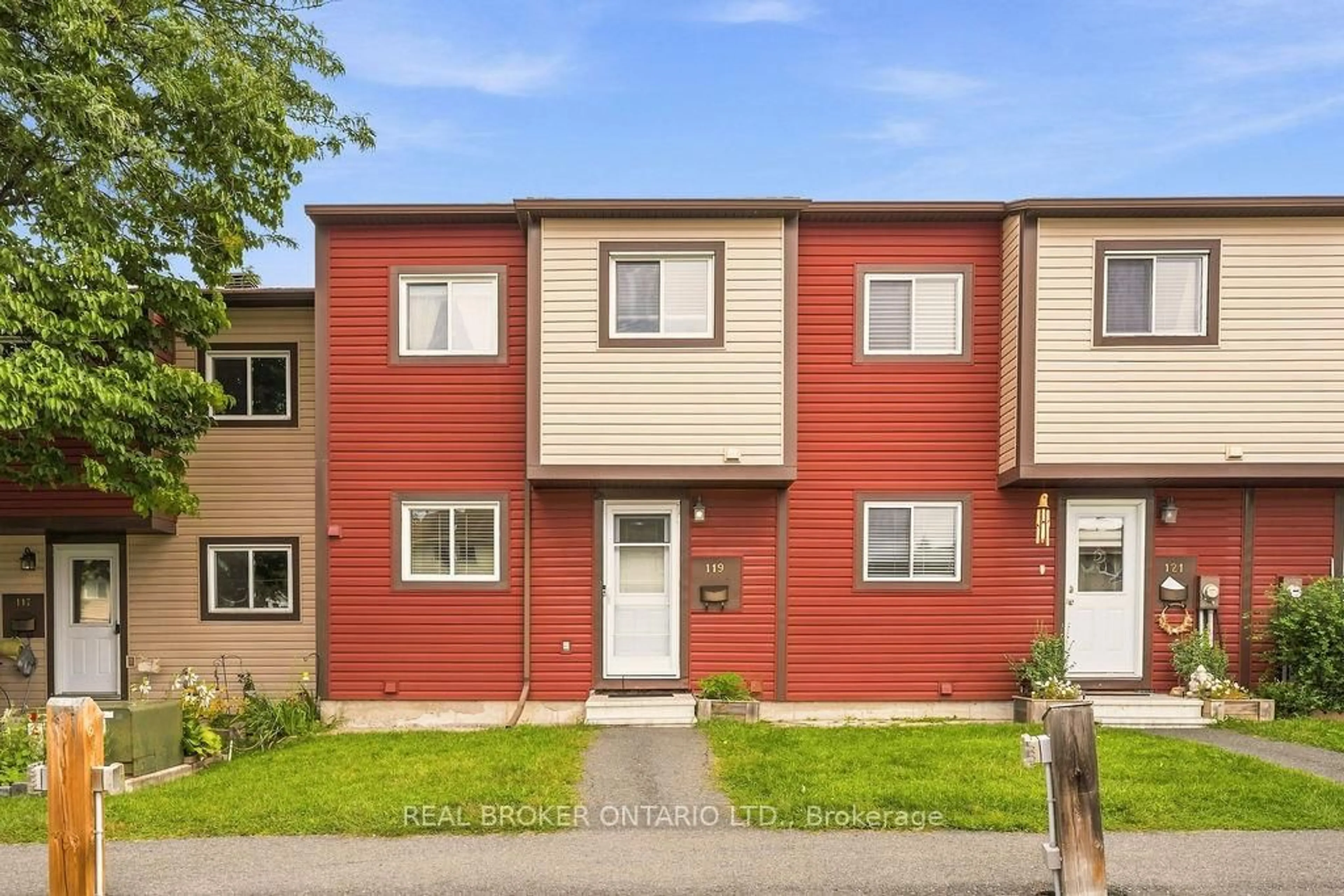 Home with vinyl exterior material, street for 119 Teal Cres, Orleans Ontario K1E 2C1