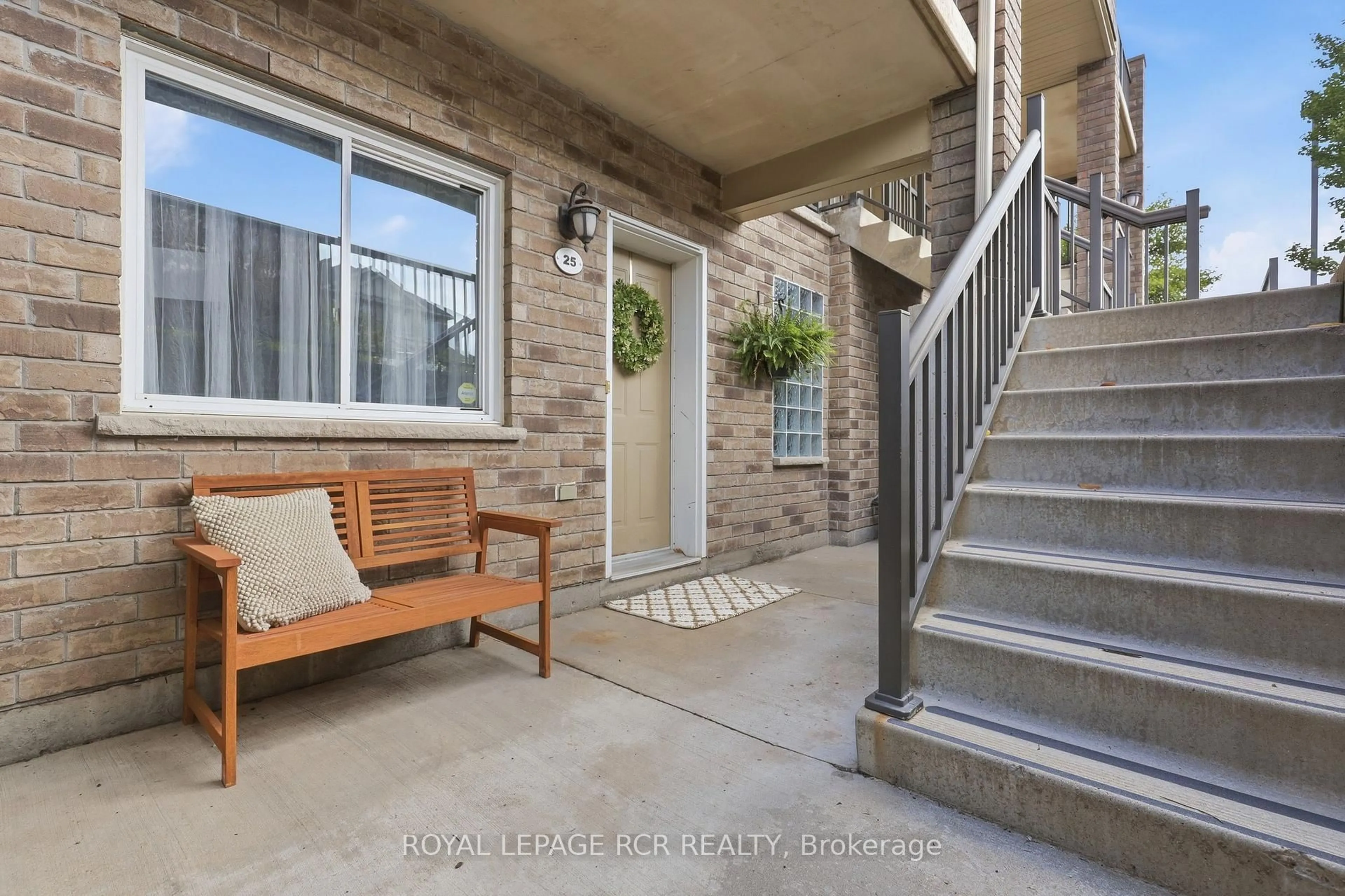 Indoor entryway for 35 MOUNTFORD Dr #25, Guelph Ontario N1E 0G6