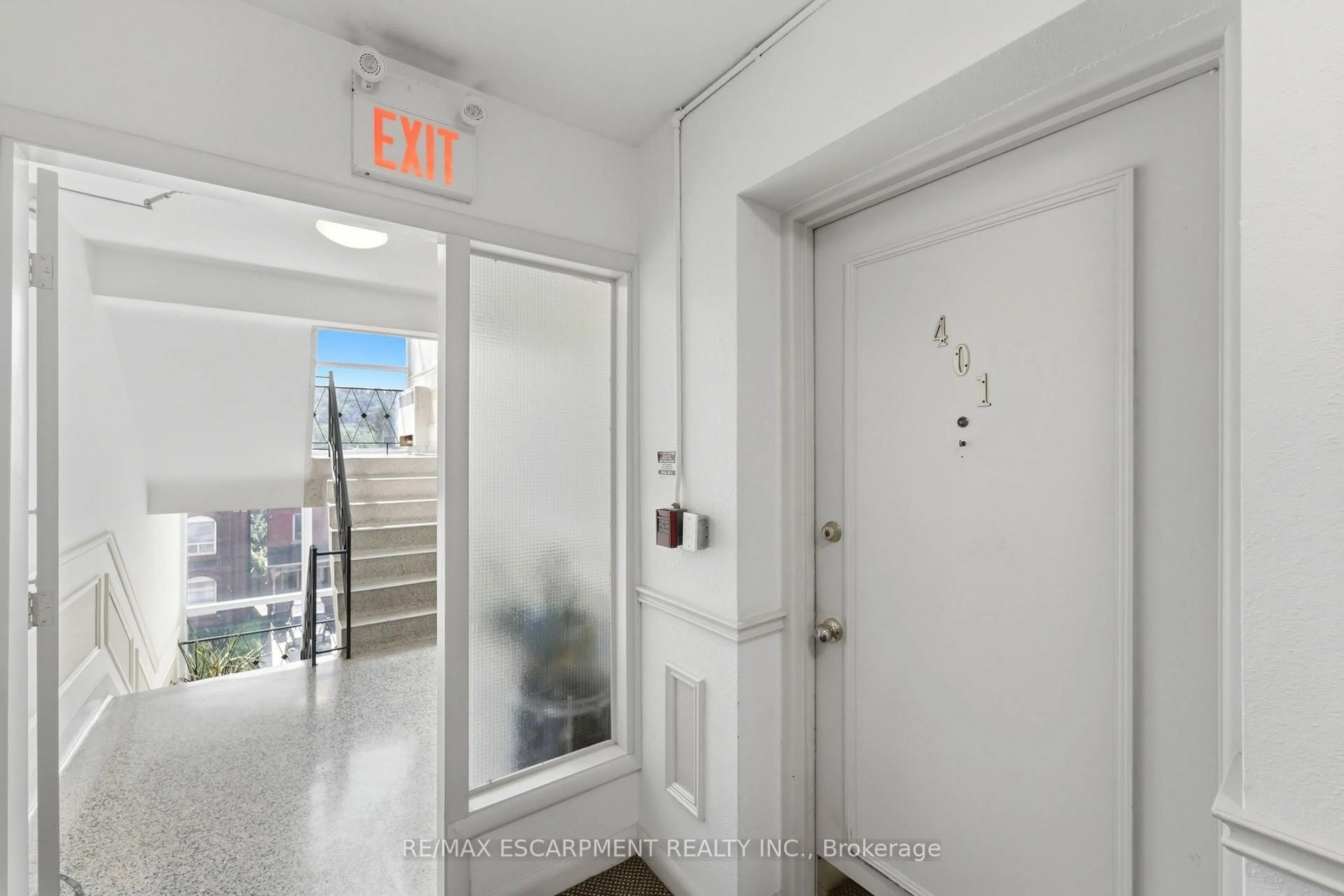 Indoor entryway for 174 Herkimer St #401, Hamilton Ontario L8P 2H4