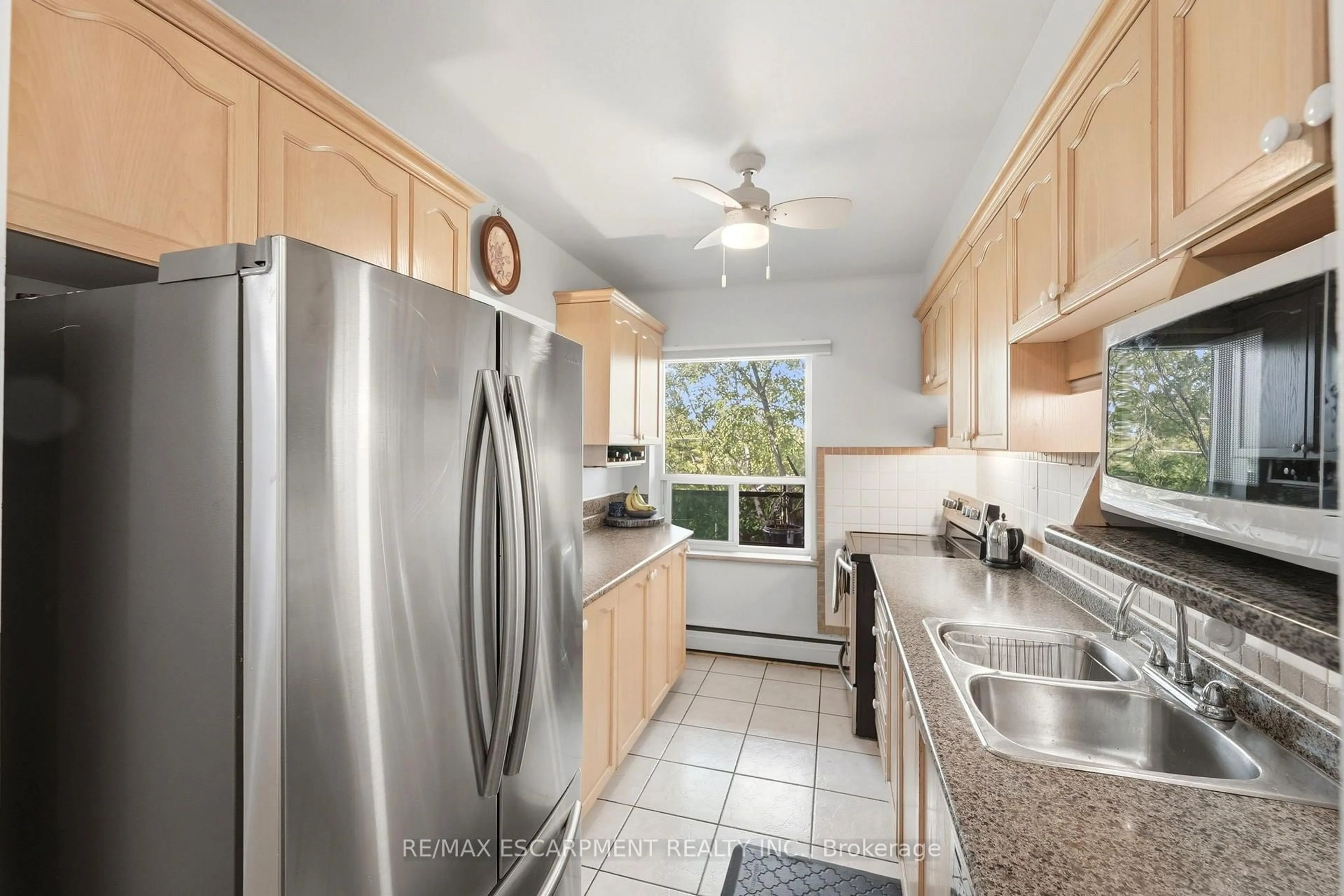 Standard kitchen, ceramic/tile floor for 174 Herkimer St #401, Hamilton Ontario L8P 2H4