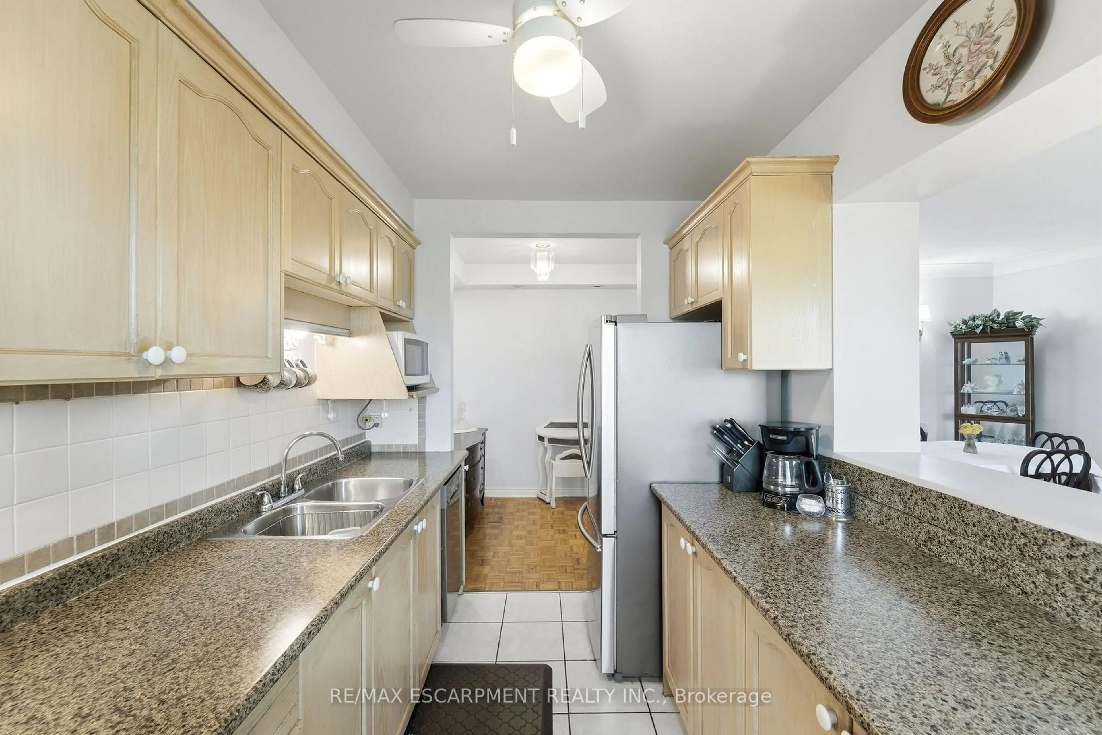 Standard kitchen, unknown for 174 Herkimer St #401, Hamilton Ontario L8P 2H4