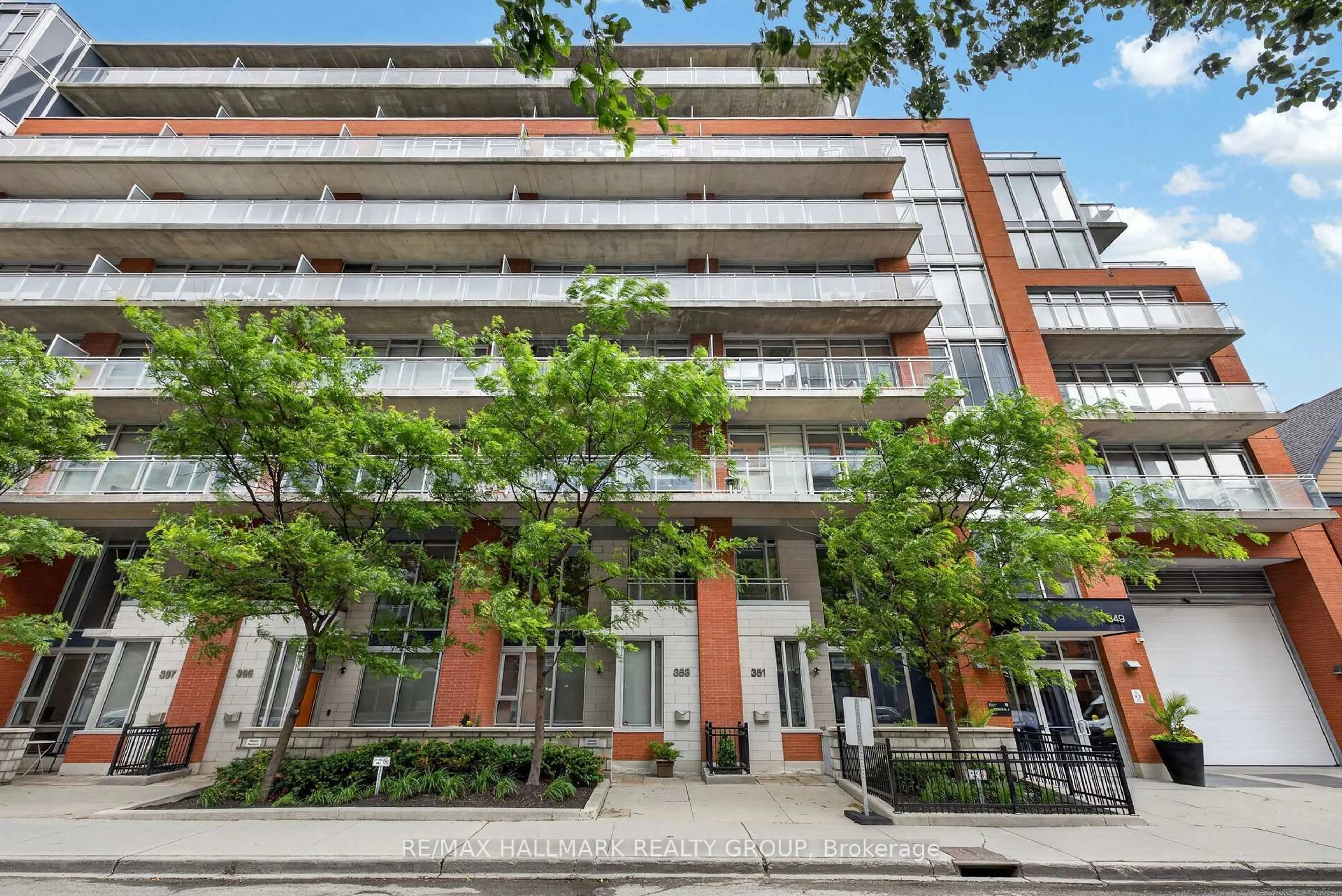 Patio, street for 353 McLeod St, Ottawa Ontario K2P 1A2