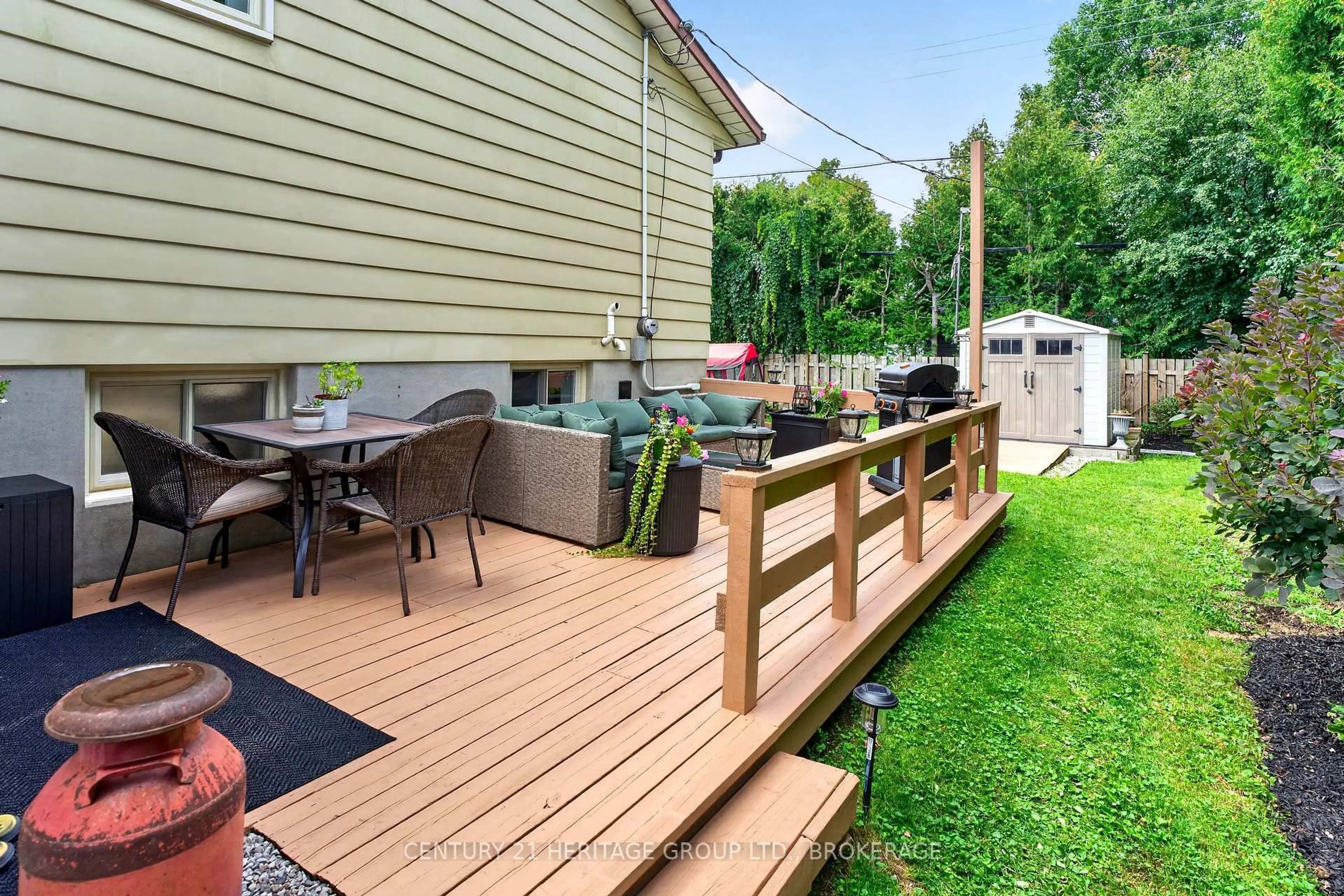 Patio, street for 935 Pembridge Cres, Kingston Ontario K7M 6C6