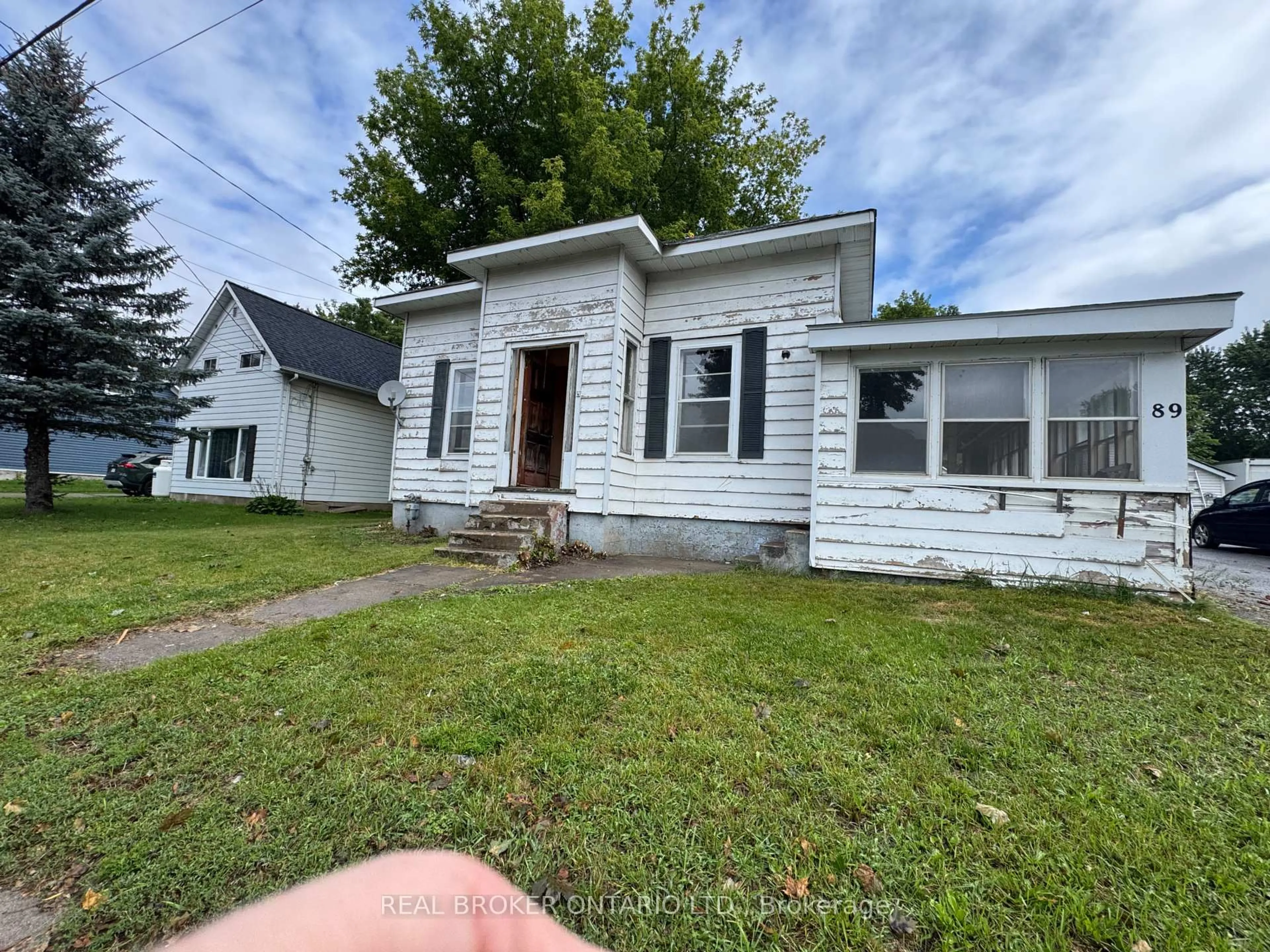 Unknown for 89 Queen St, Smiths Falls Ontario K7A 3N5