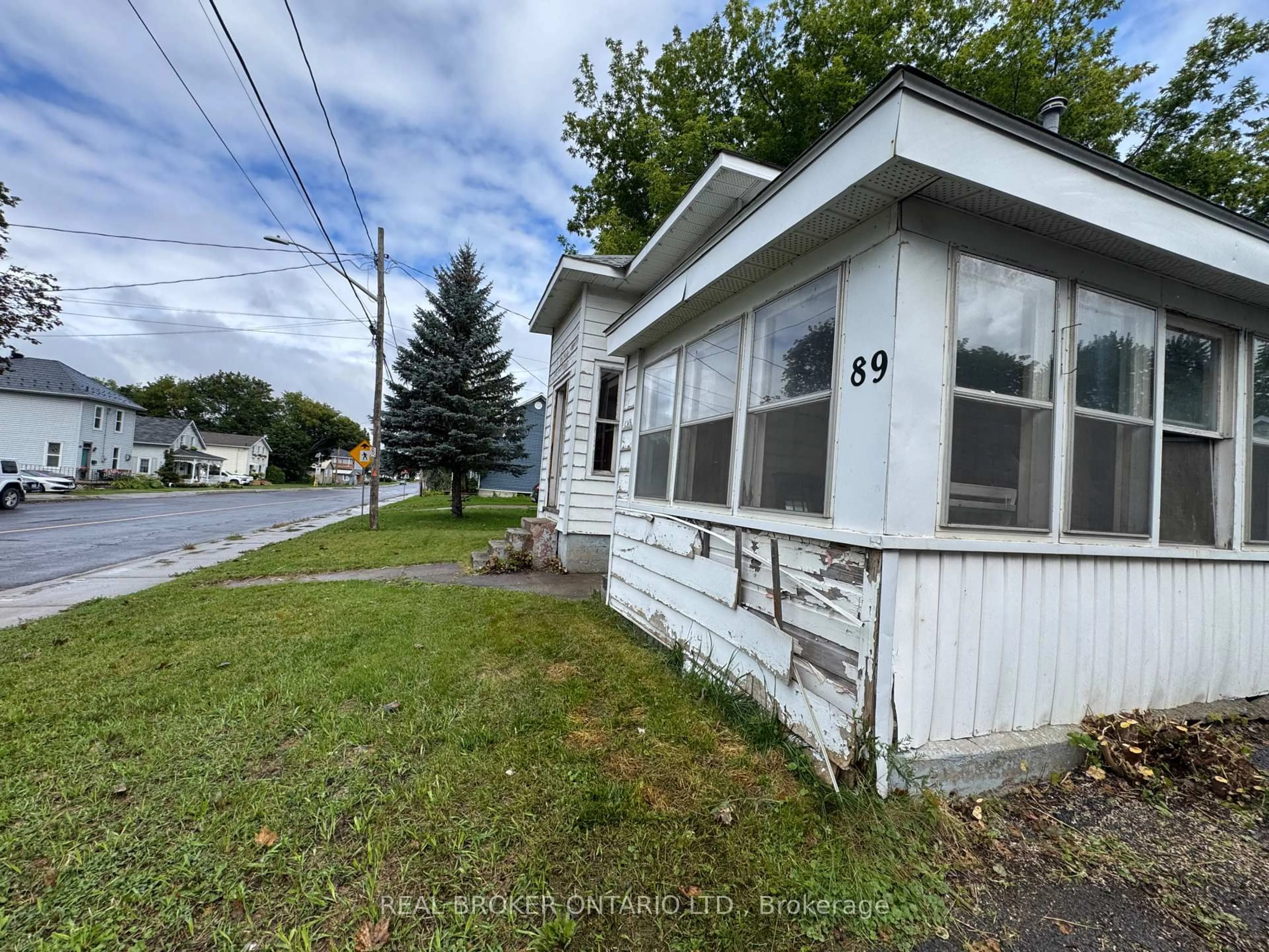 Unknown for 89 Queen St, Smiths Falls Ontario K7A 3N5