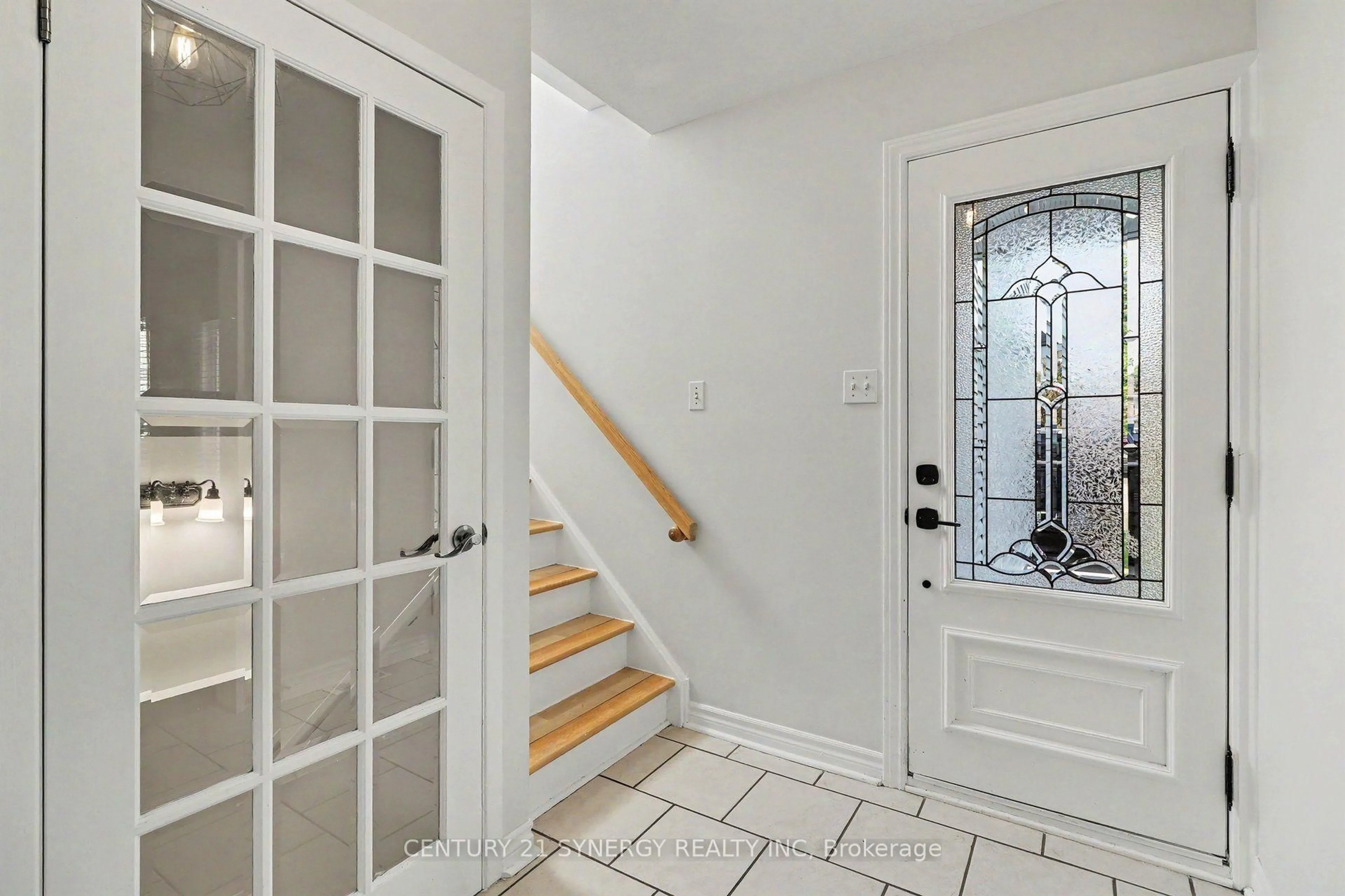 Indoor entryway for 1503 Roberval Ave, Ottawa Ontario K4A 2C4