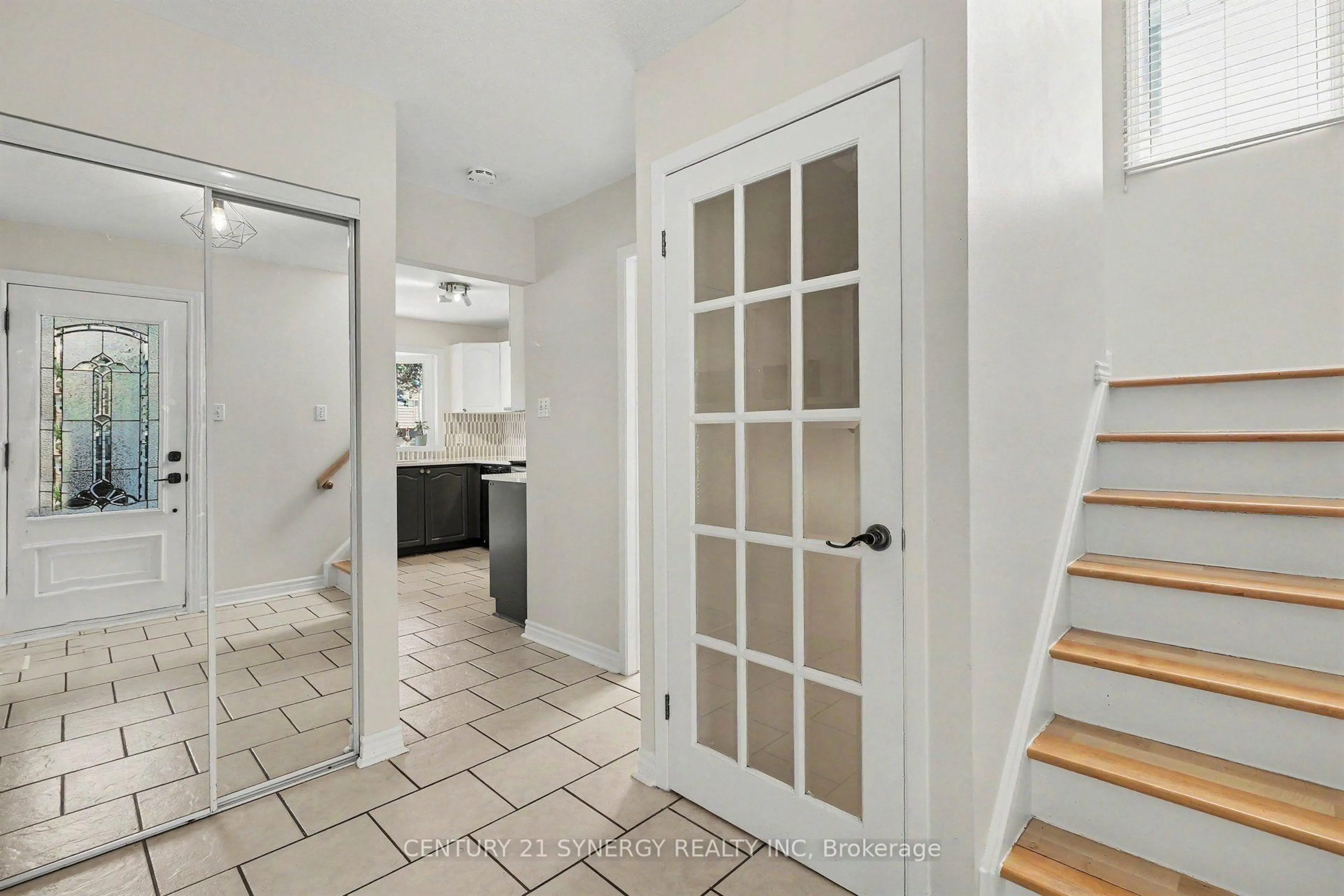 Indoor entryway for 1503 Roberval Ave, Ottawa Ontario K4A 2C4