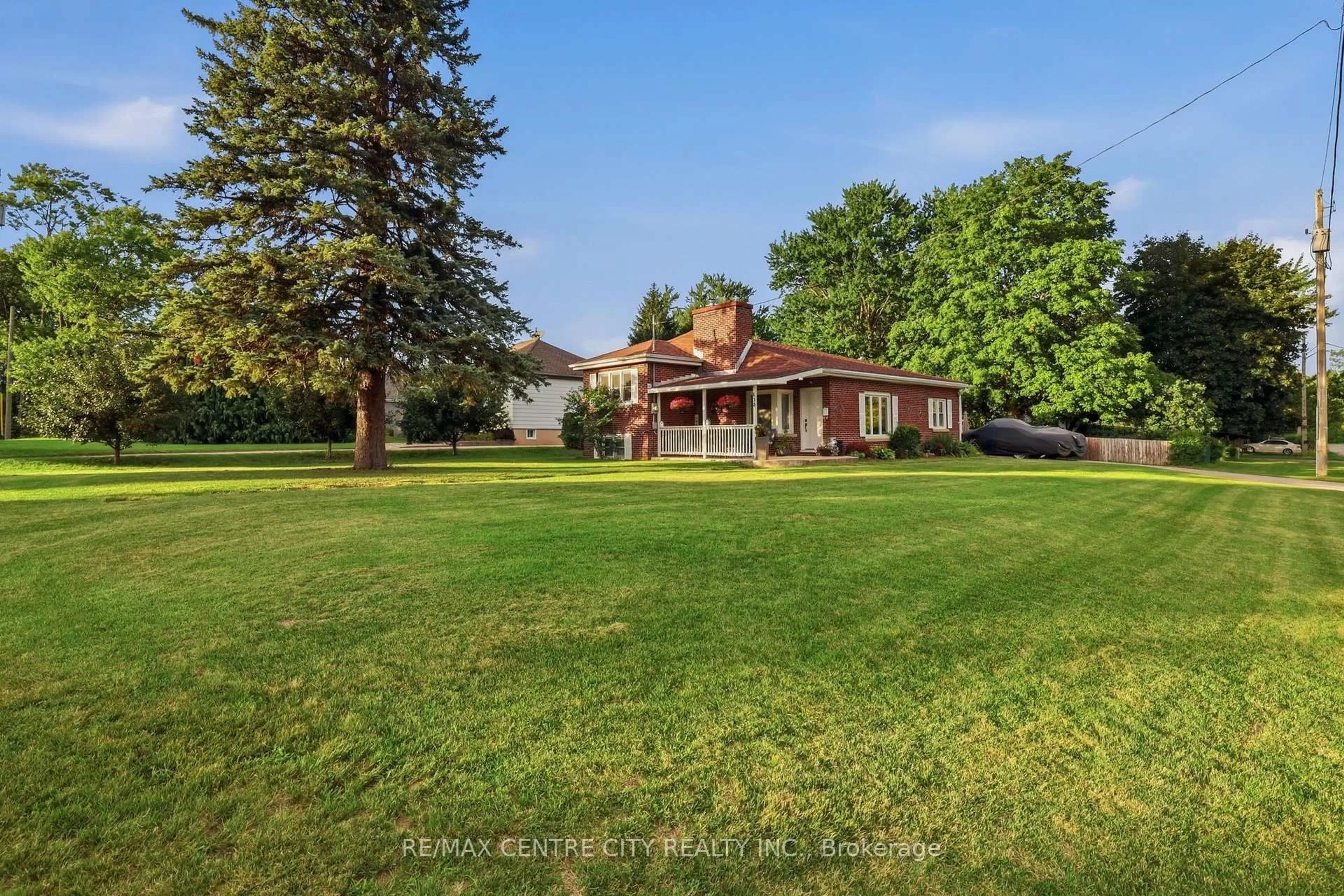 A pic from outside/outdoor area/front of a property/back of a property/a pic from drone, unknown for 438 Forest Lawn Ave, London East Ontario N5V 1T1