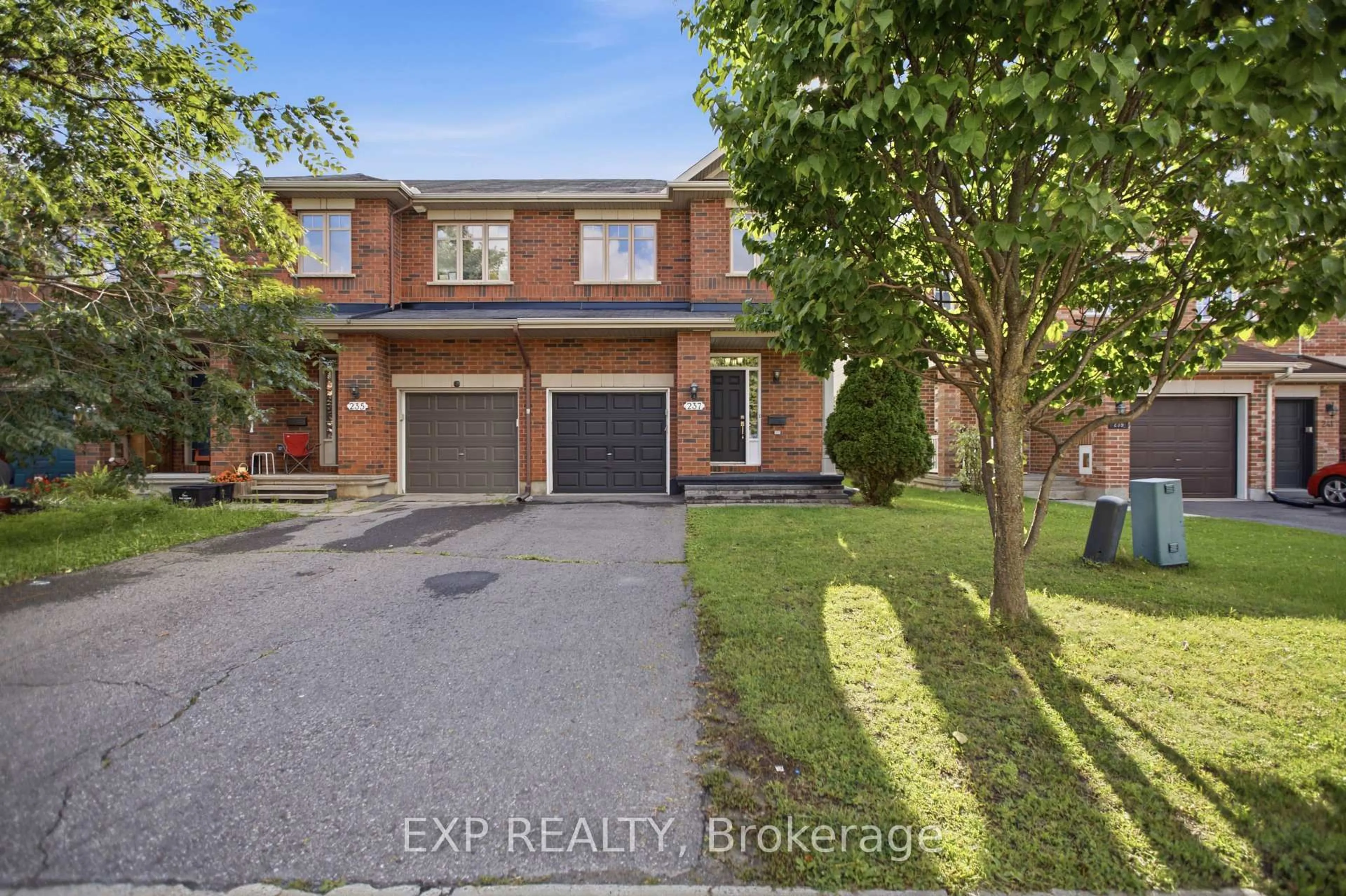 A pic from outside/outdoor area/front of a property/back of a property/a pic from drone, street for 237 EYE BRIGHT Cres, Ottawa Ontario K1V 2K6