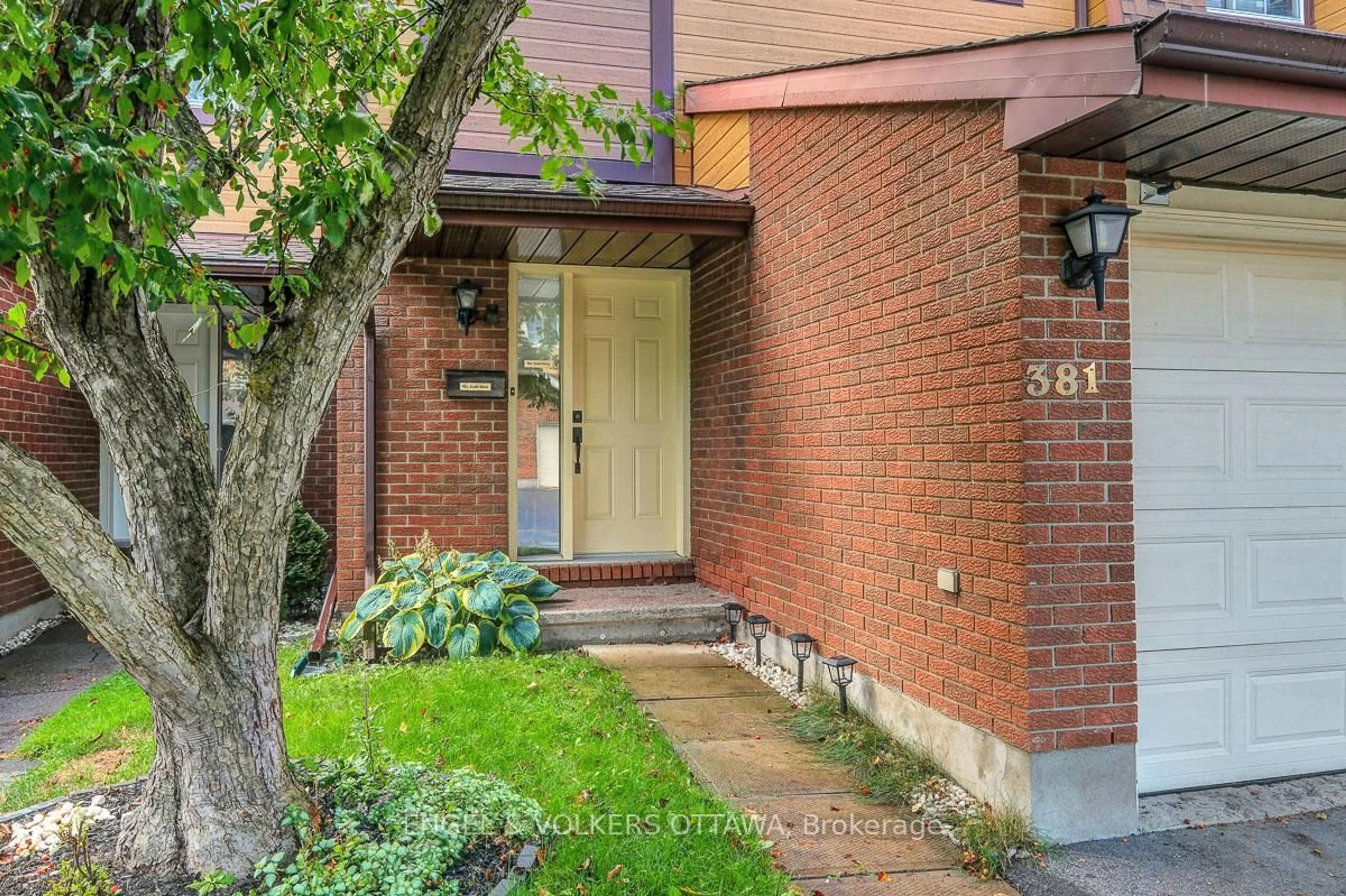 Indoor entryway for 381 Verdon Private, Ottawa Ontario K1T 3A3