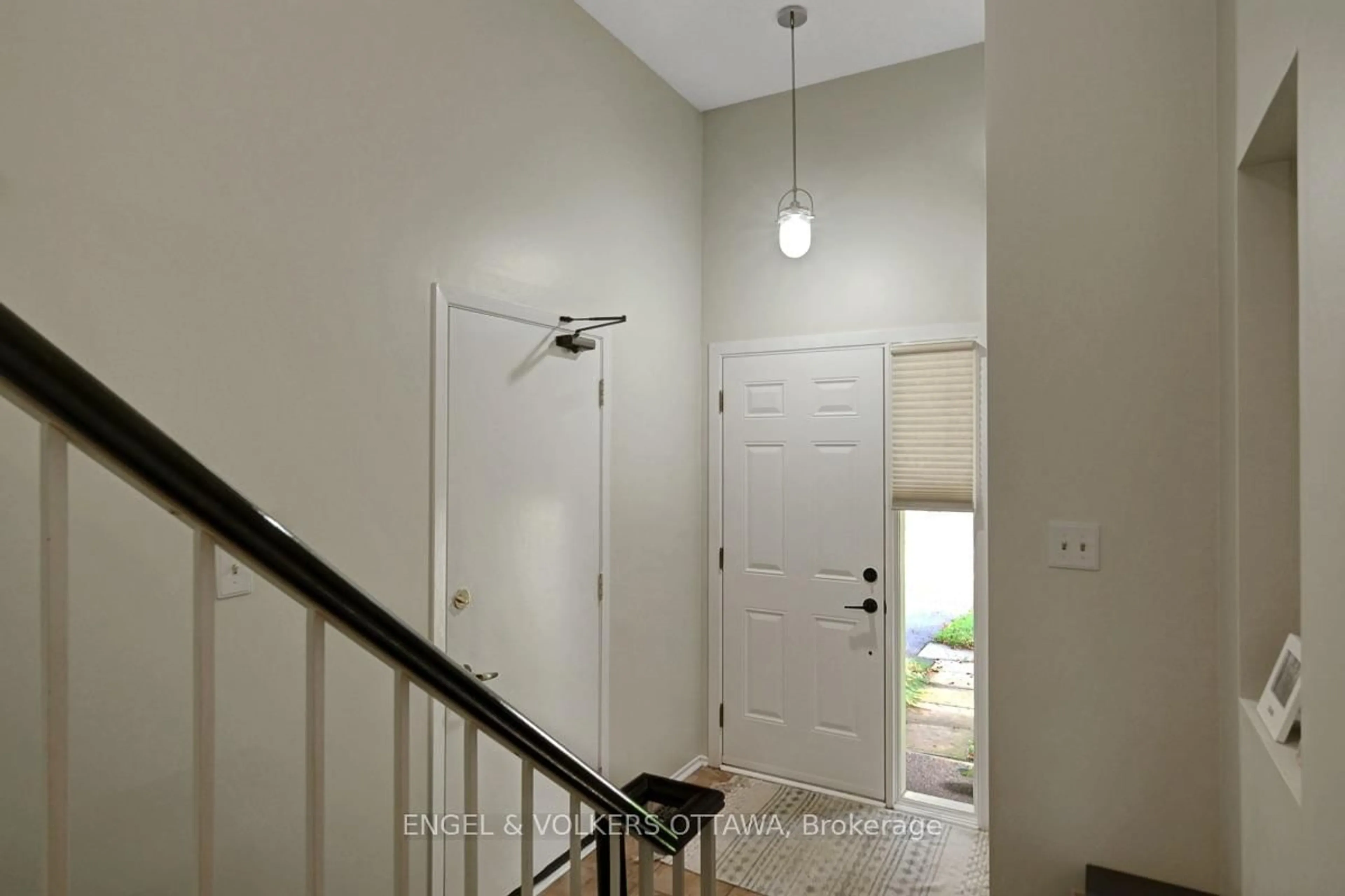 Indoor entryway for 381 Verdon Private, Ottawa Ontario K1T 3A3