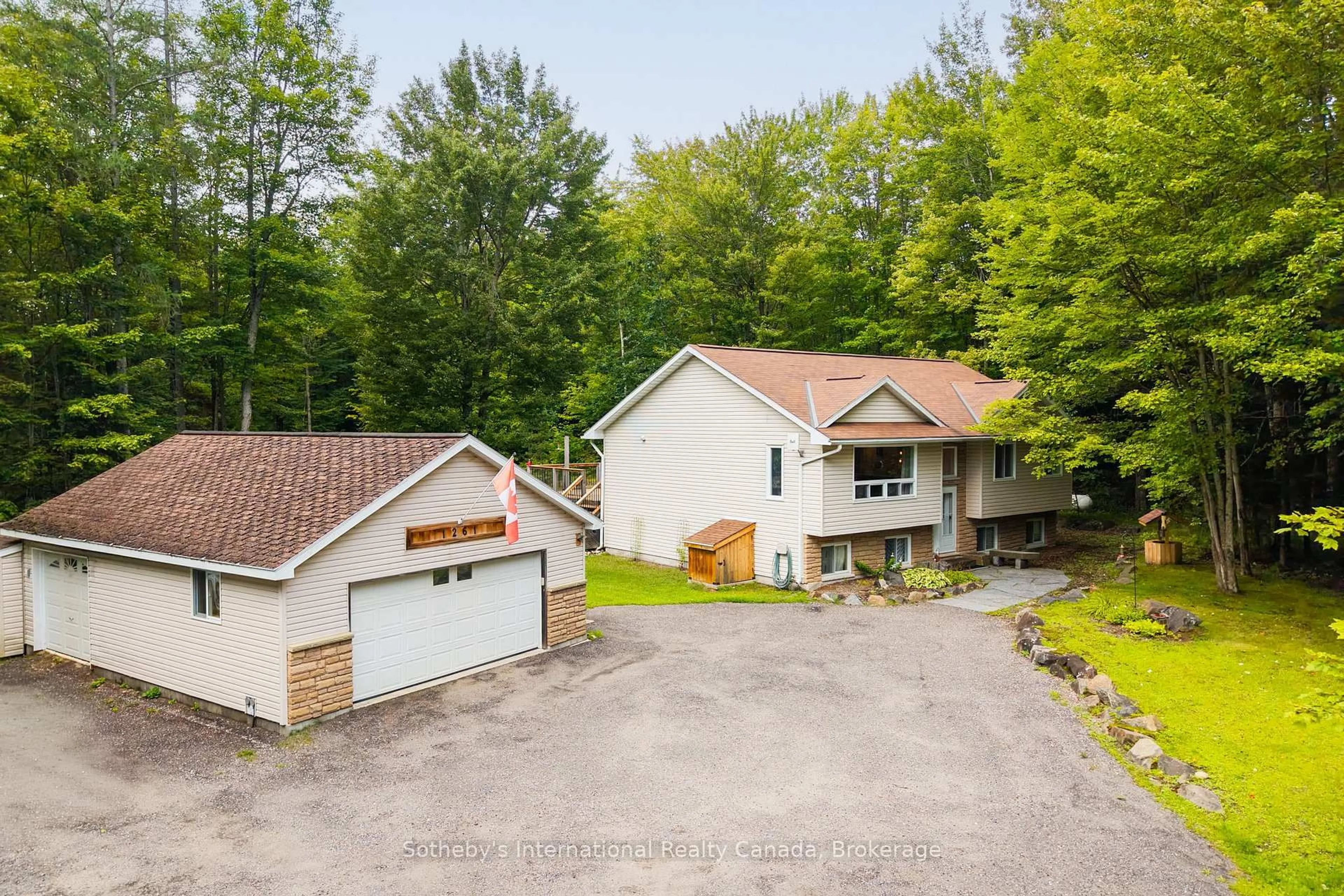 A pic from outside/outdoor area/front of a property/back of a property/a pic from drone, unknown for 1261 Falkenburg Rd, Muskoka Lakes Ontario P1L 1X4