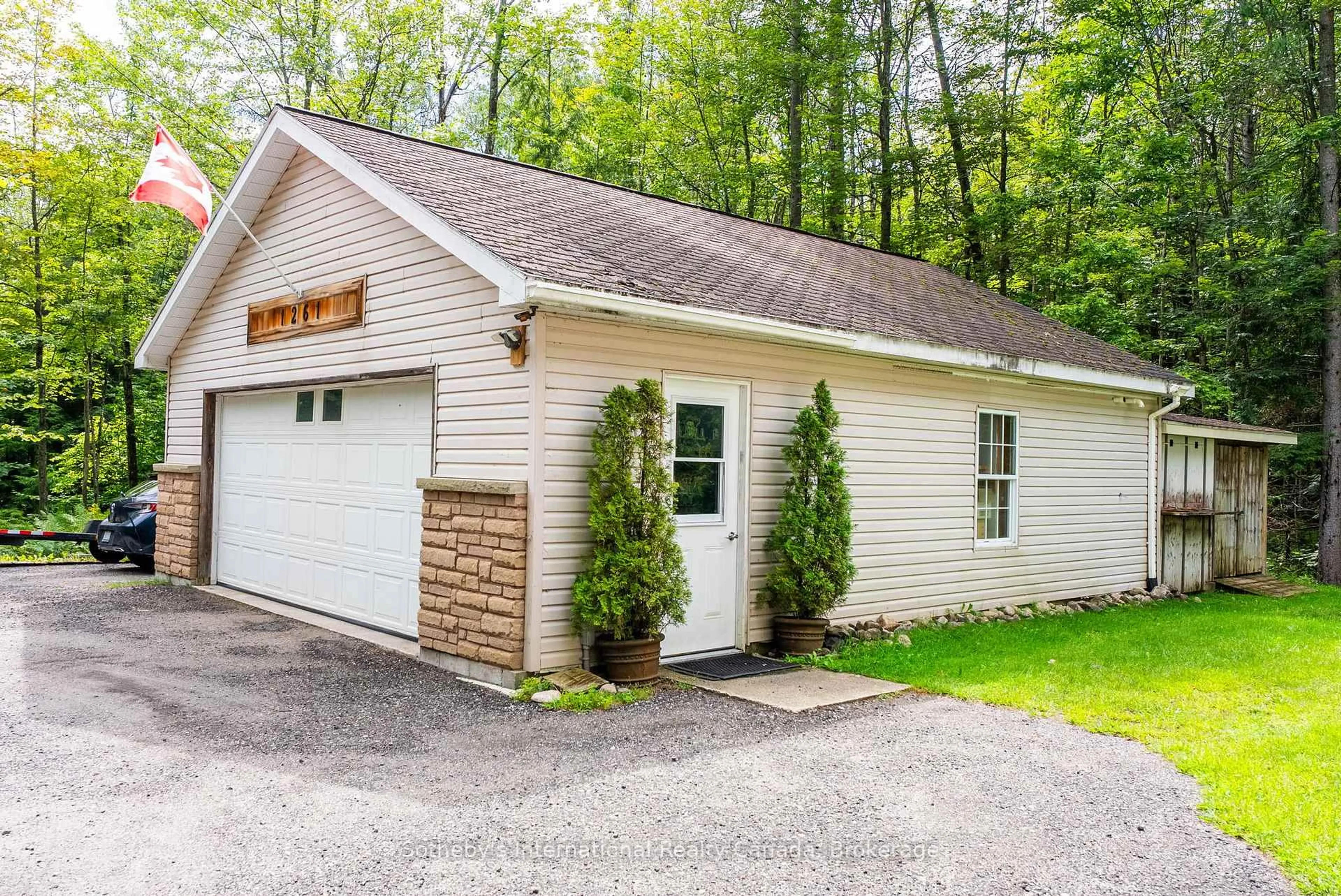 Indoor garage for 1261 Falkenburg Rd, Muskoka Lakes Ontario P1L 1X4