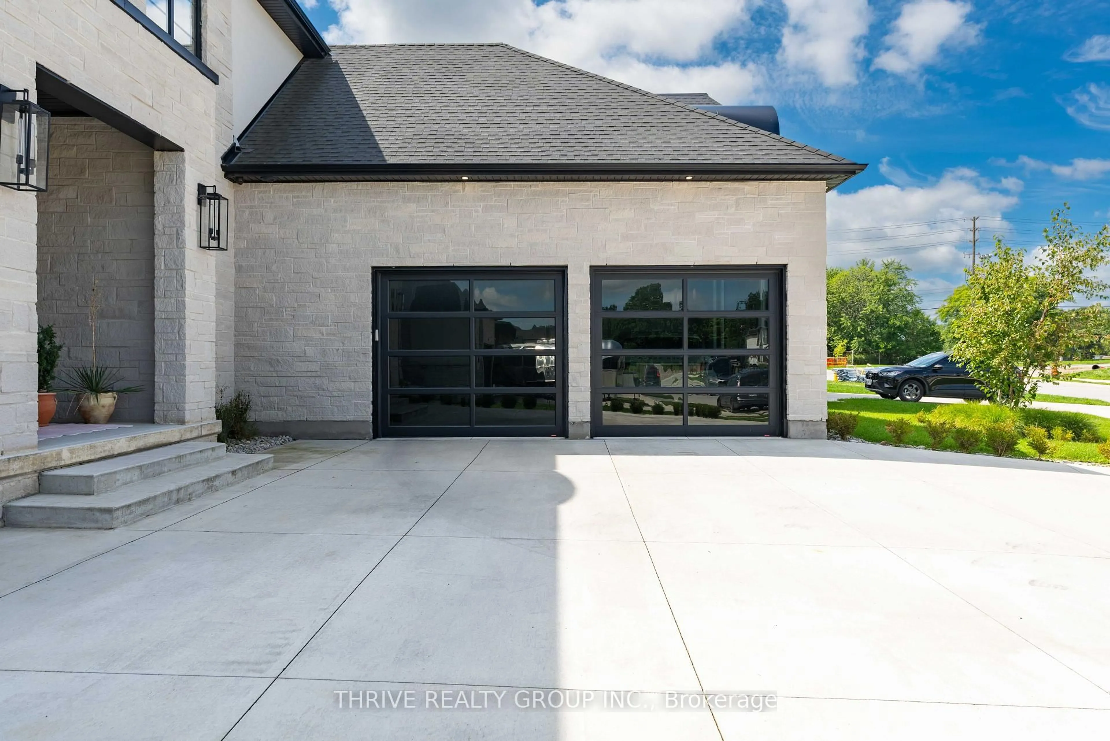 Indoor garage for 365 MANHATTAN Dr, London South Ontario N6K 0L5