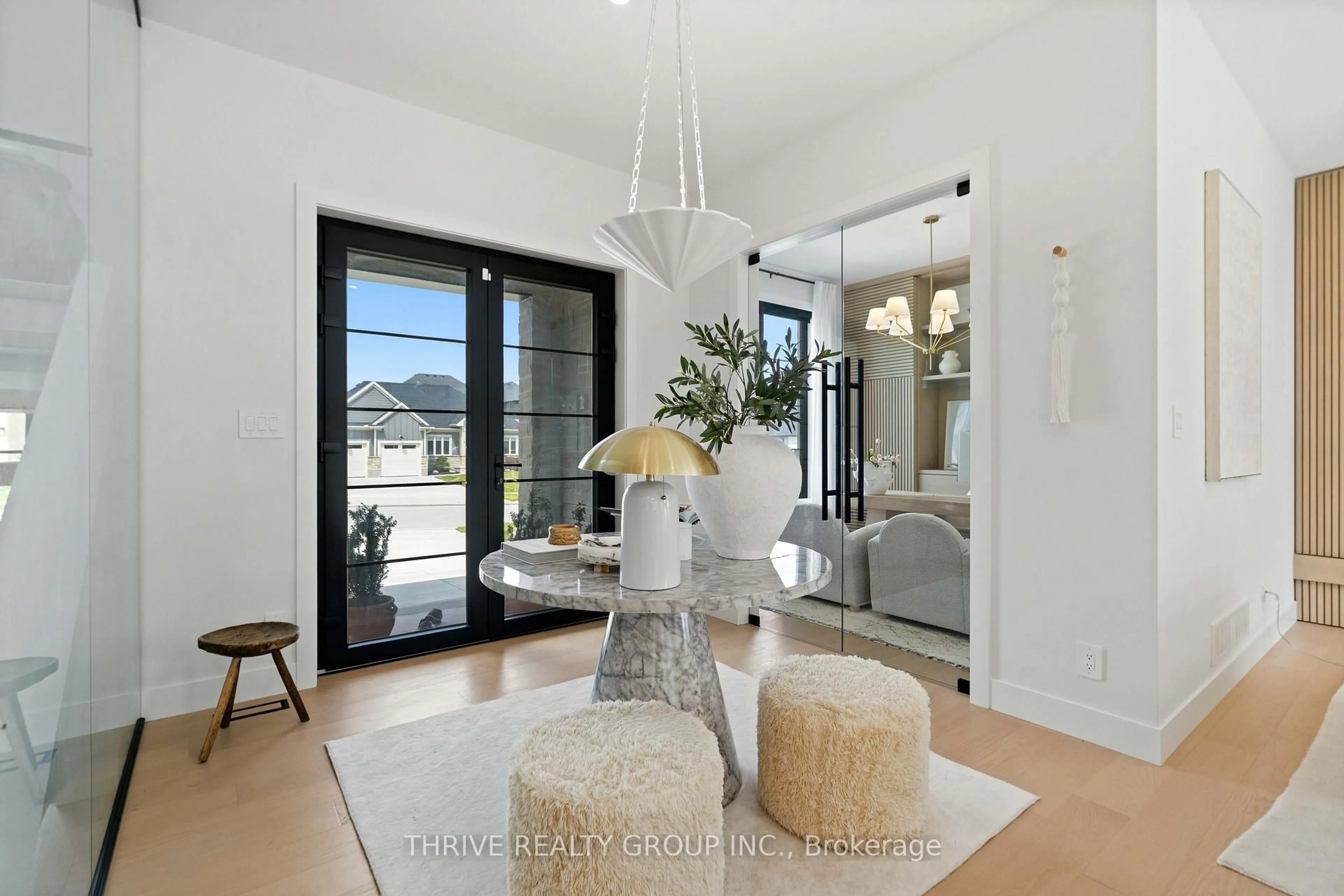 Indoor entryway for 365 MANHATTAN Dr, London South Ontario N6K 0L5