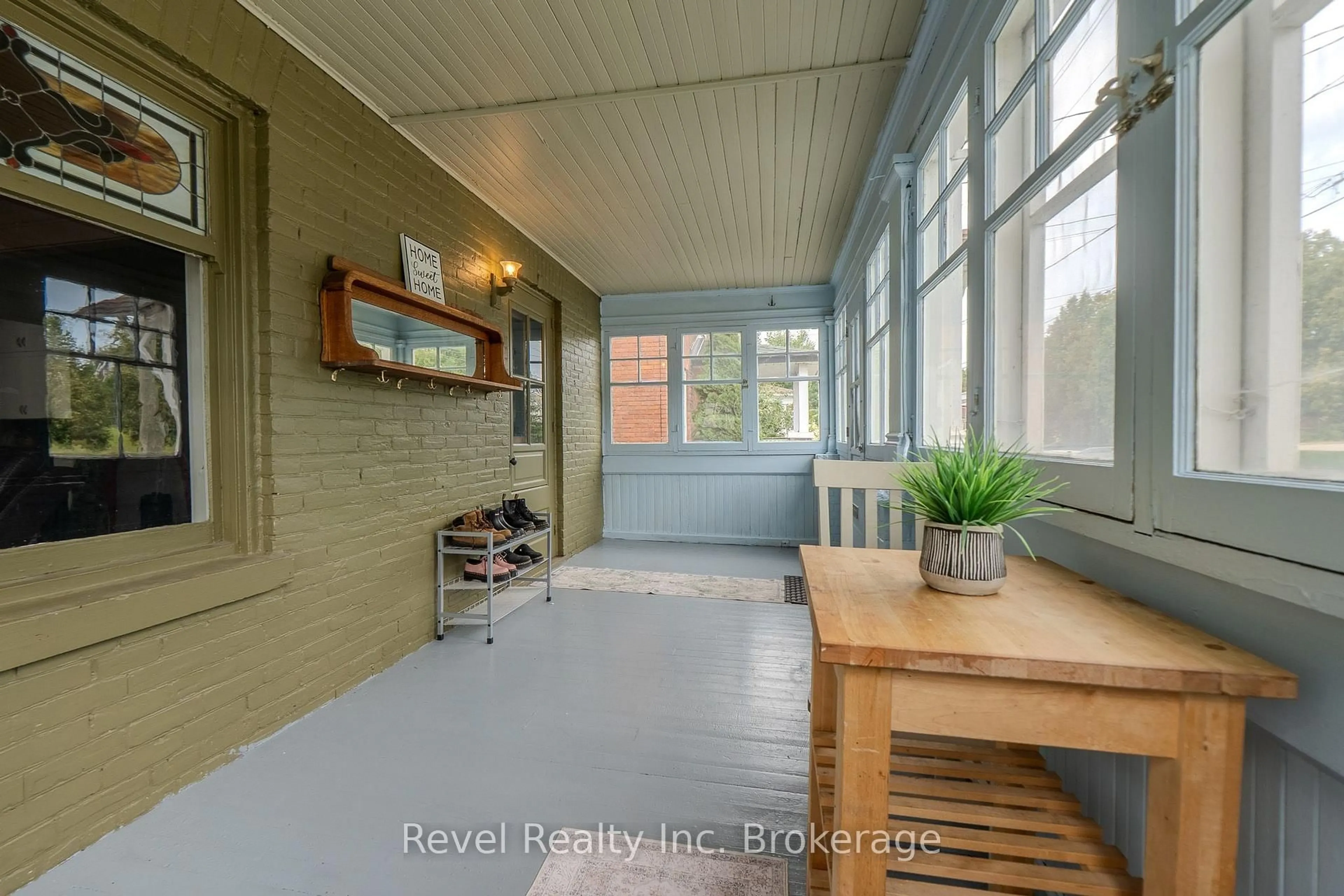 Indoor entryway for 651 Jane St, North Bay Ontario P1B 3H1