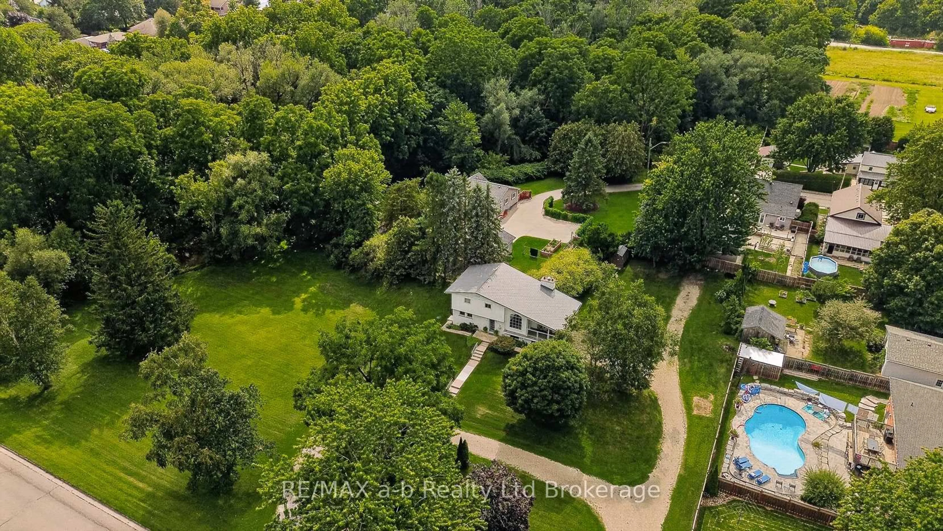 A pic from outside/outdoor area/front of a property/back of a property/a pic from drone, unknown for 10 Pitcher St, Norwich Ontario N0J 1P0
