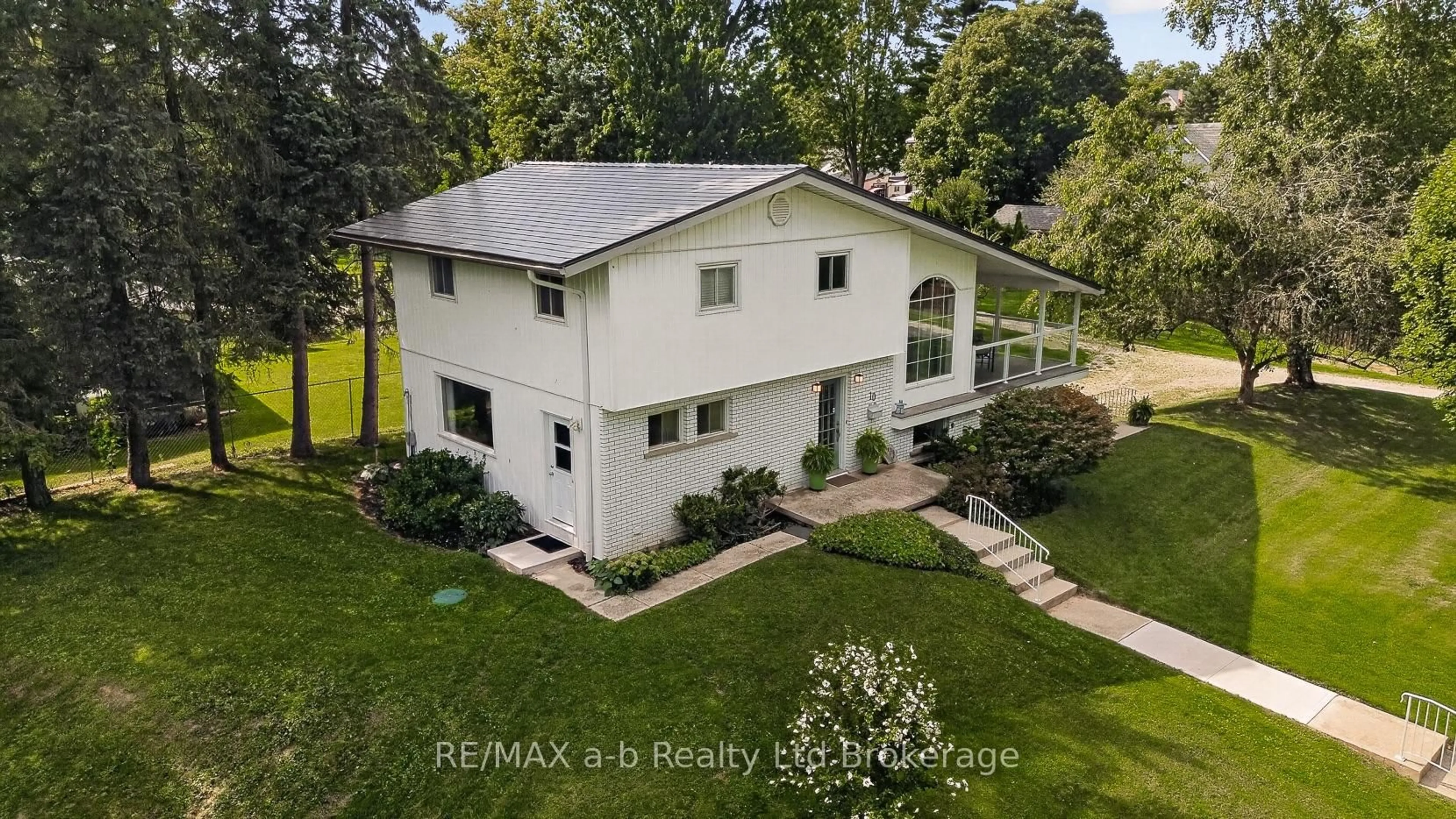 A pic from outside/outdoor area/front of a property/back of a property/a pic from drone, building for 10 Pitcher St, Norwich Ontario N0J 1P0