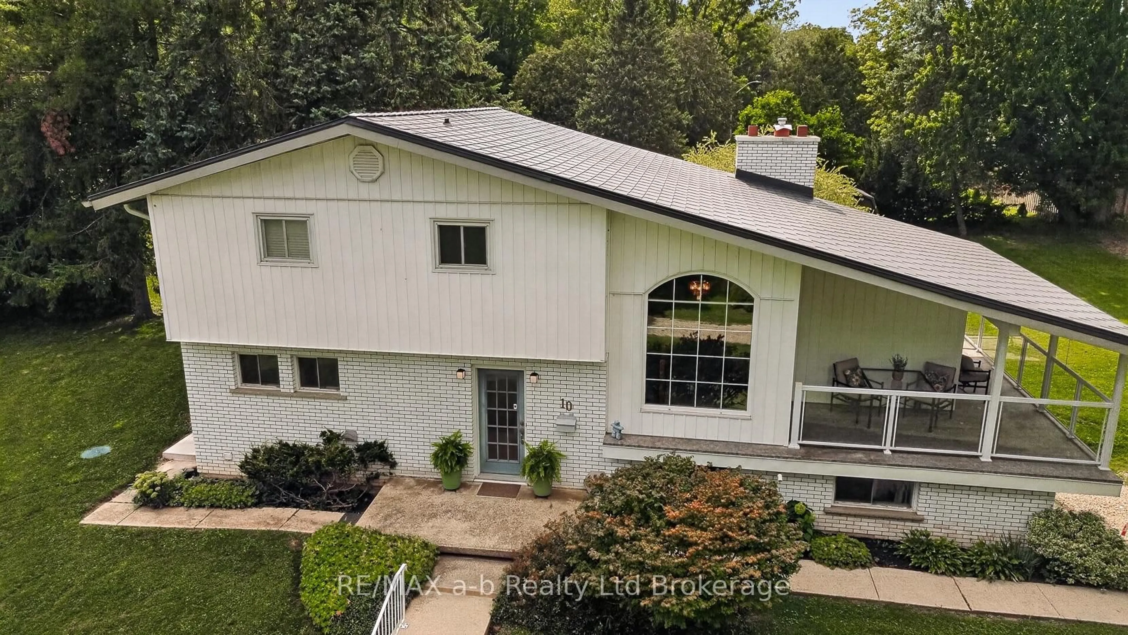 A pic from outside/outdoor area/front of a property/back of a property/a pic from drone, unknown for 10 Pitcher St, Norwich Ontario N0J 1P0