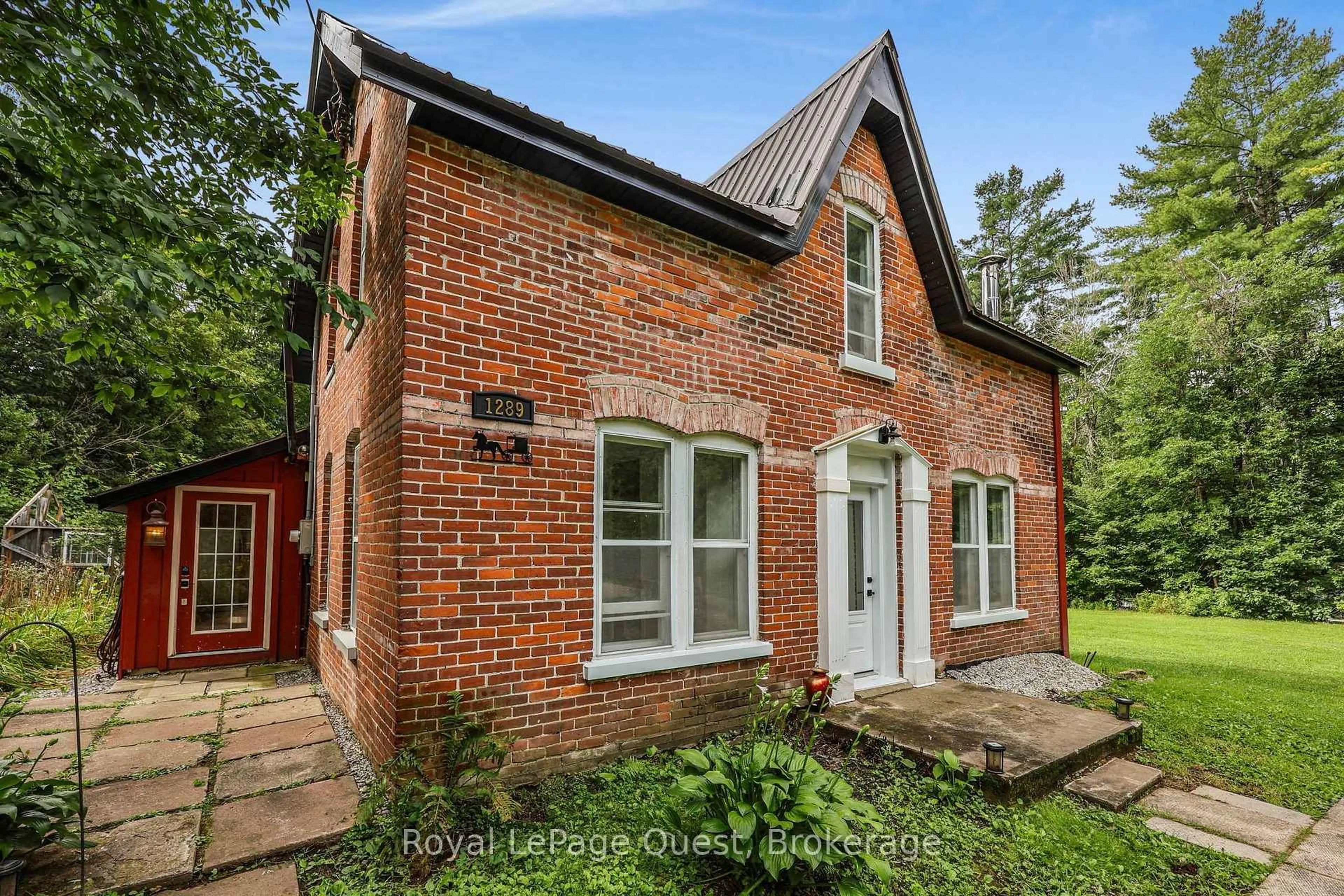 Home with brick exterior material, building for 1289 Graham Rd, Gravenhurst Ontario P0E 1N0