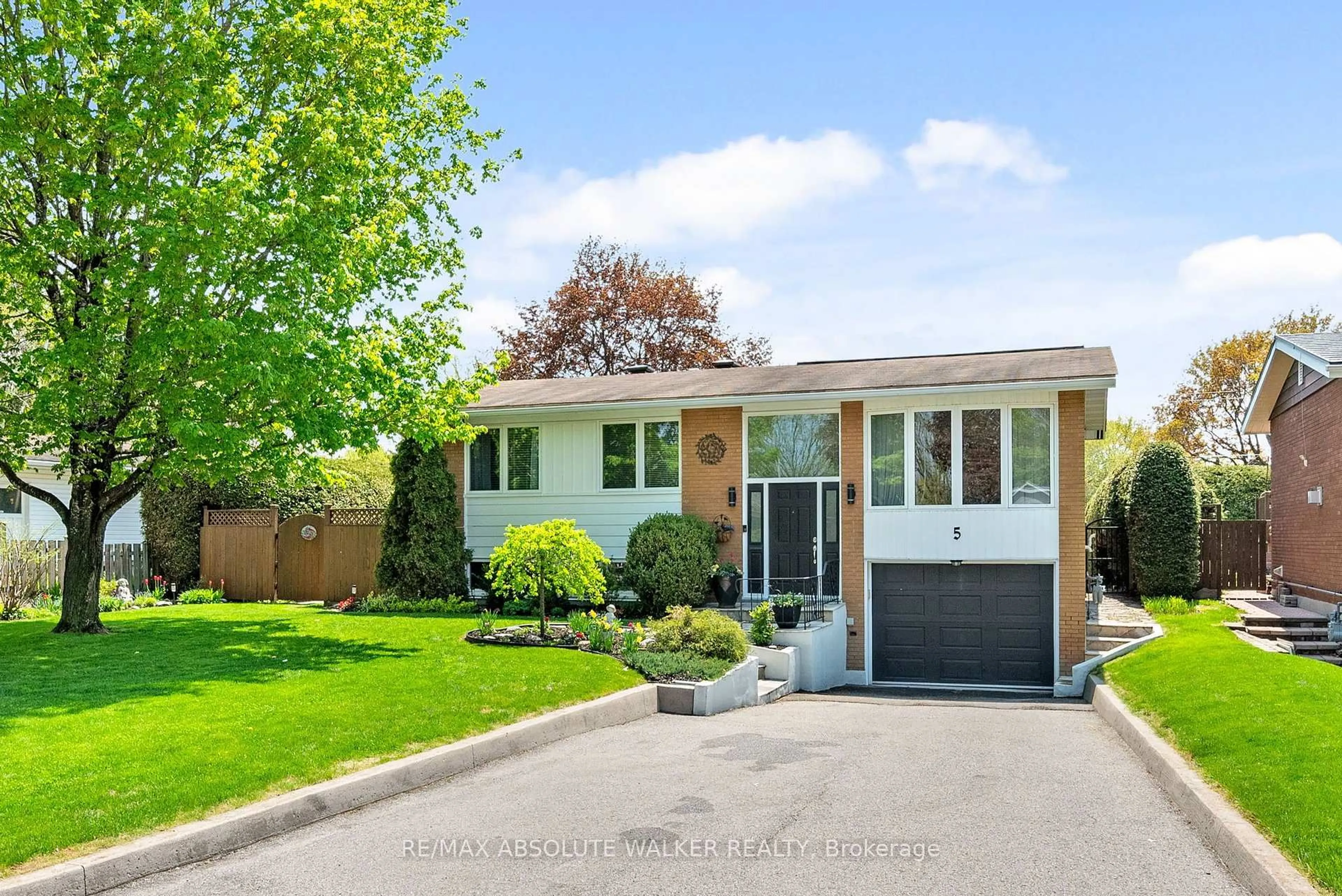 Home with vinyl exterior material, street for 5 West Herrington Crt, Ottawa Ontario K2H 6B9