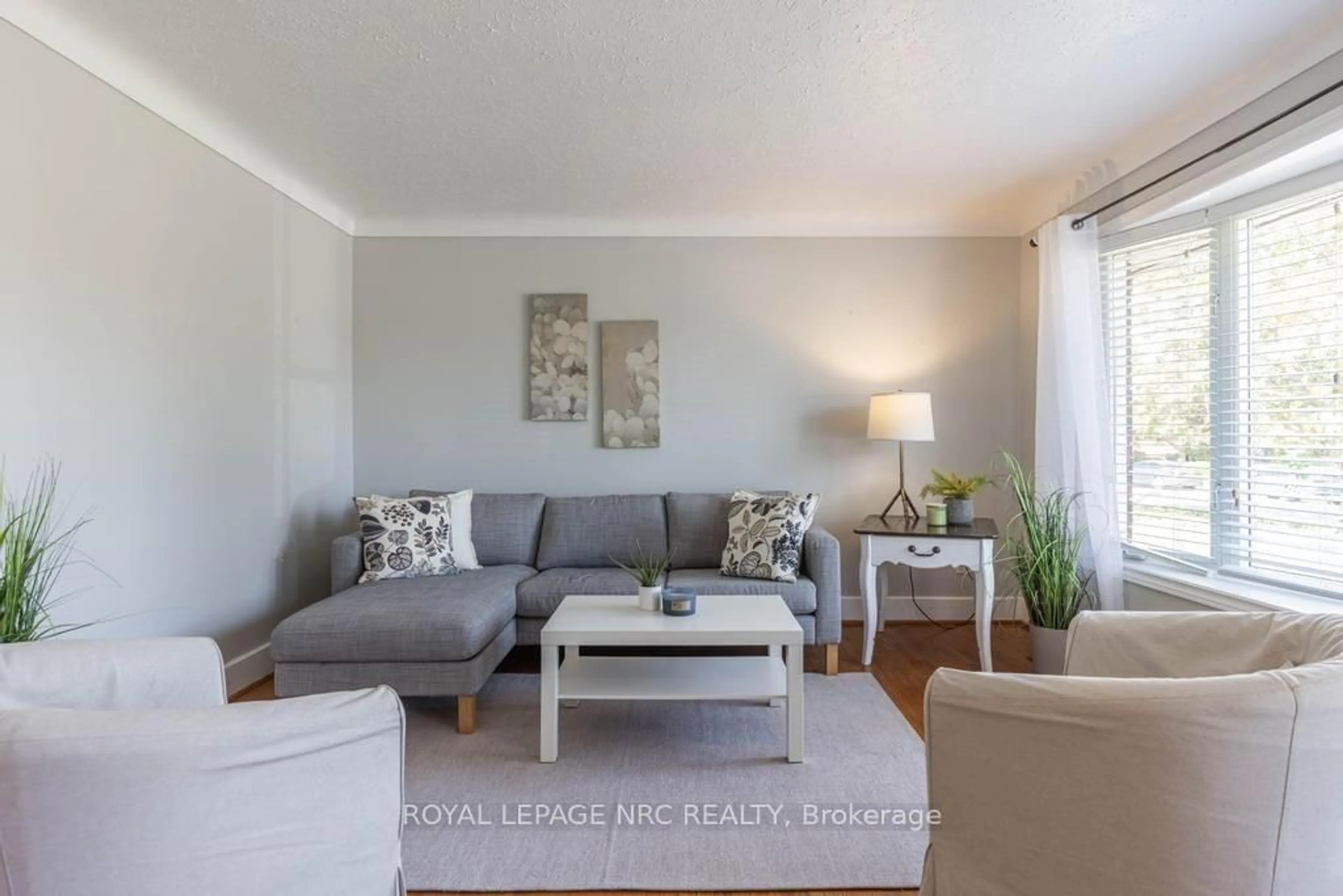 Living room with furniture, wood/laminate floor for 10 Ridgeview Ave, St. Catharines Ontario L2M 6B3