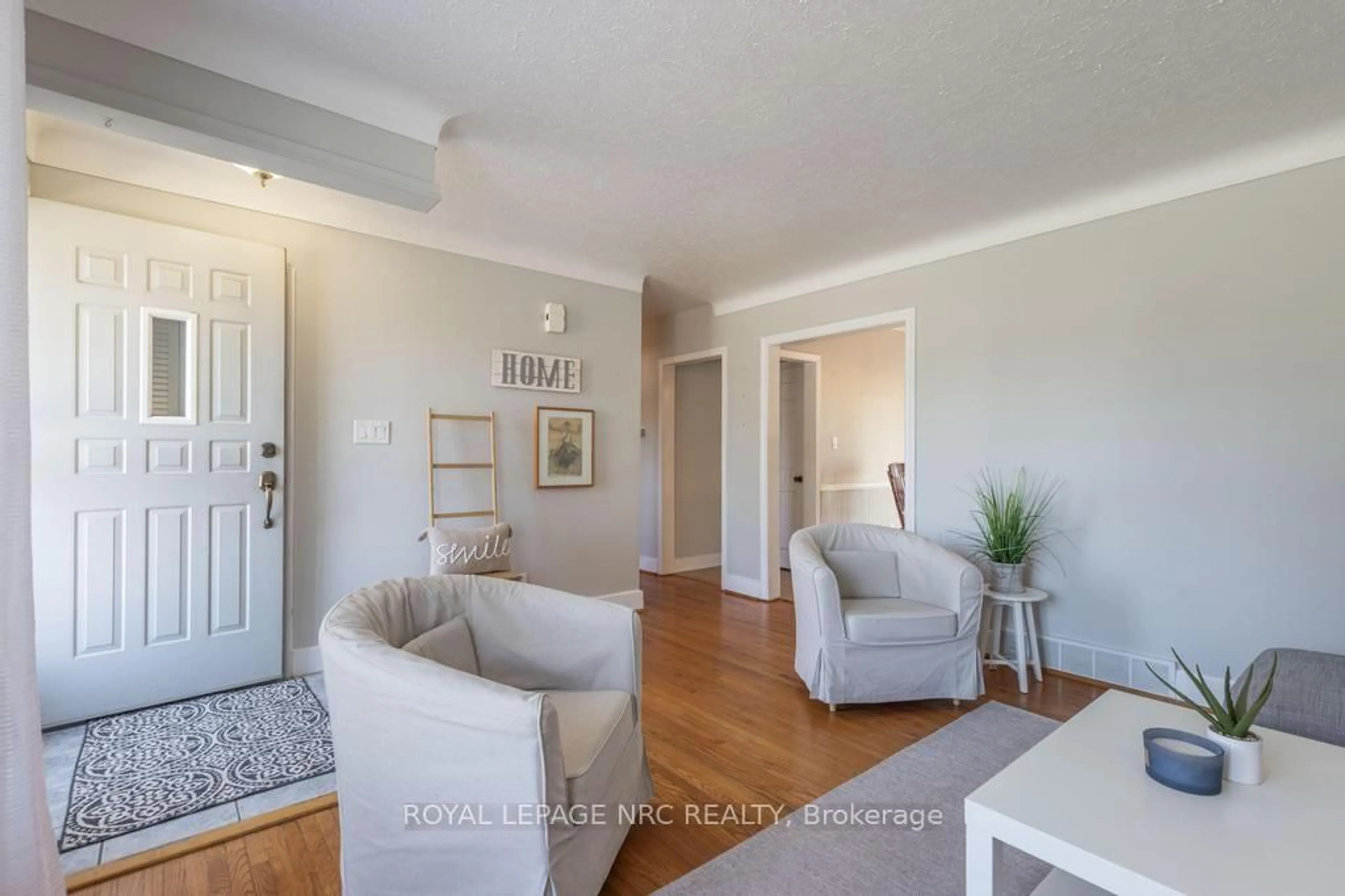 Living room with furniture, unknown for 10 Ridgeview Ave, St. Catharines Ontario L2M 6B3