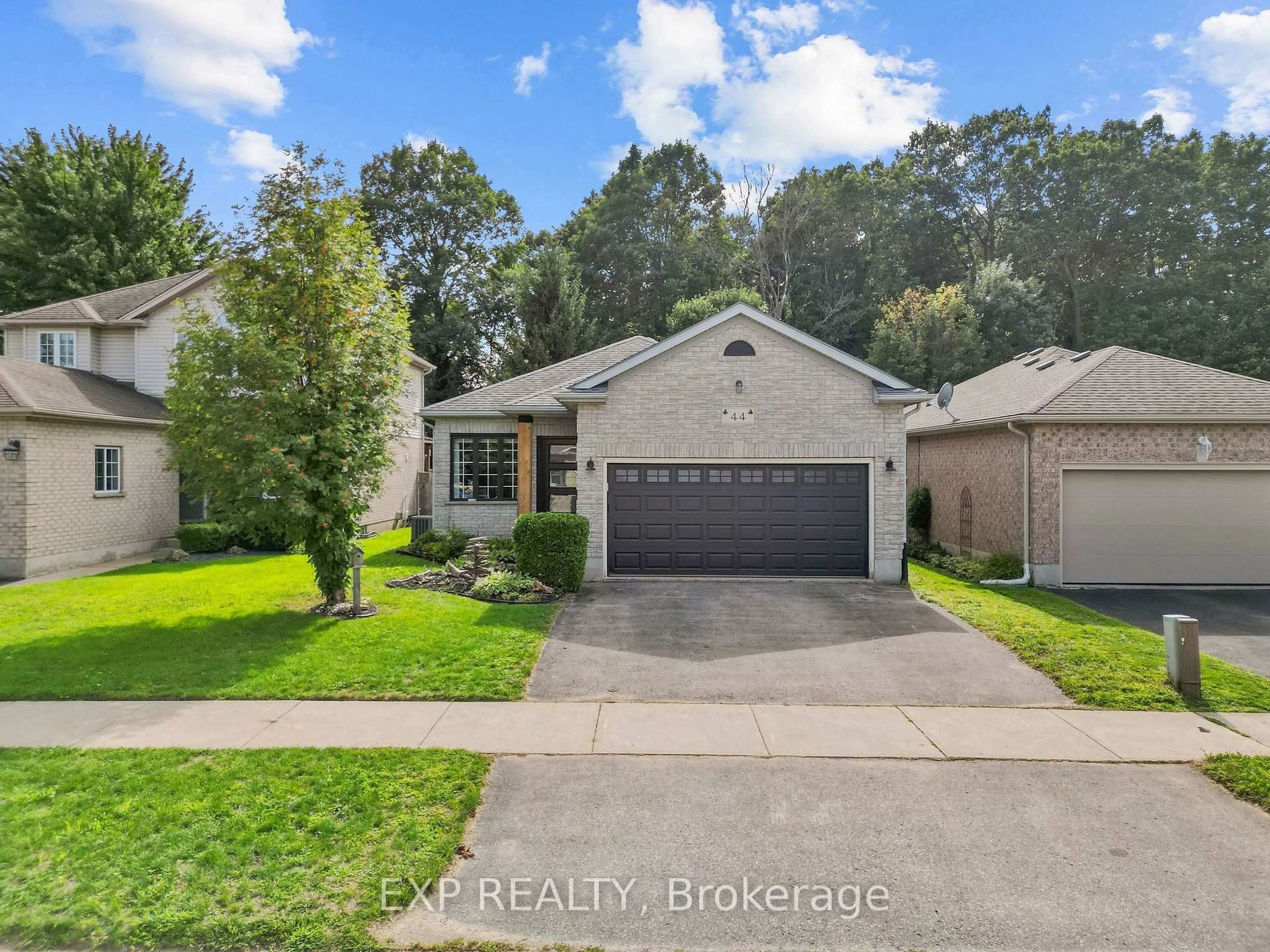 A pic from outside/outdoor area/front of a property/back of a property/a pic from drone, street for 44 Juniper Cres, Strathroy-Caradoc Ontario N7G 4G4