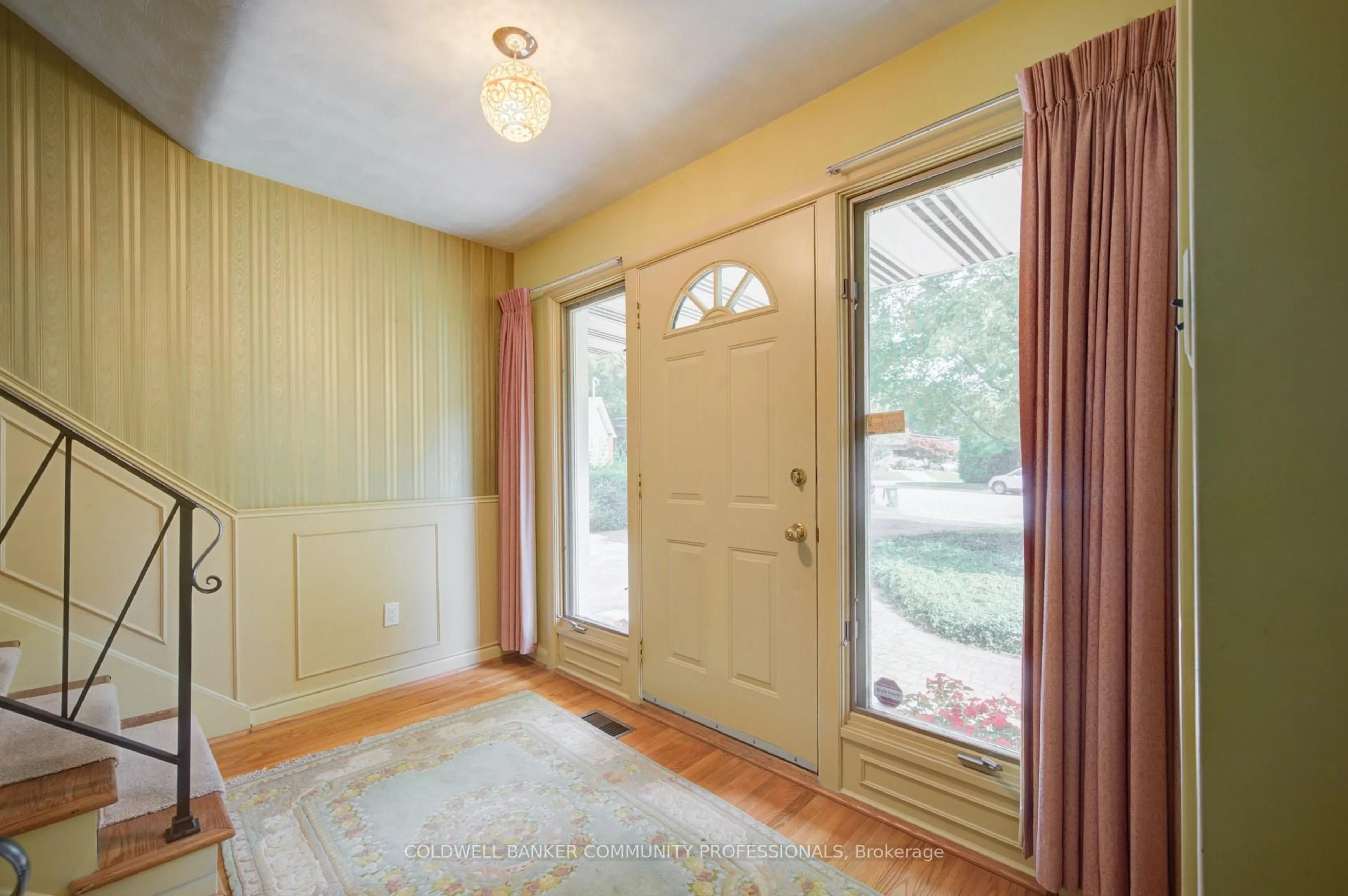 Indoor entryway for 4 Mayfair Crt, Hamilton Ontario L9H 3P2
