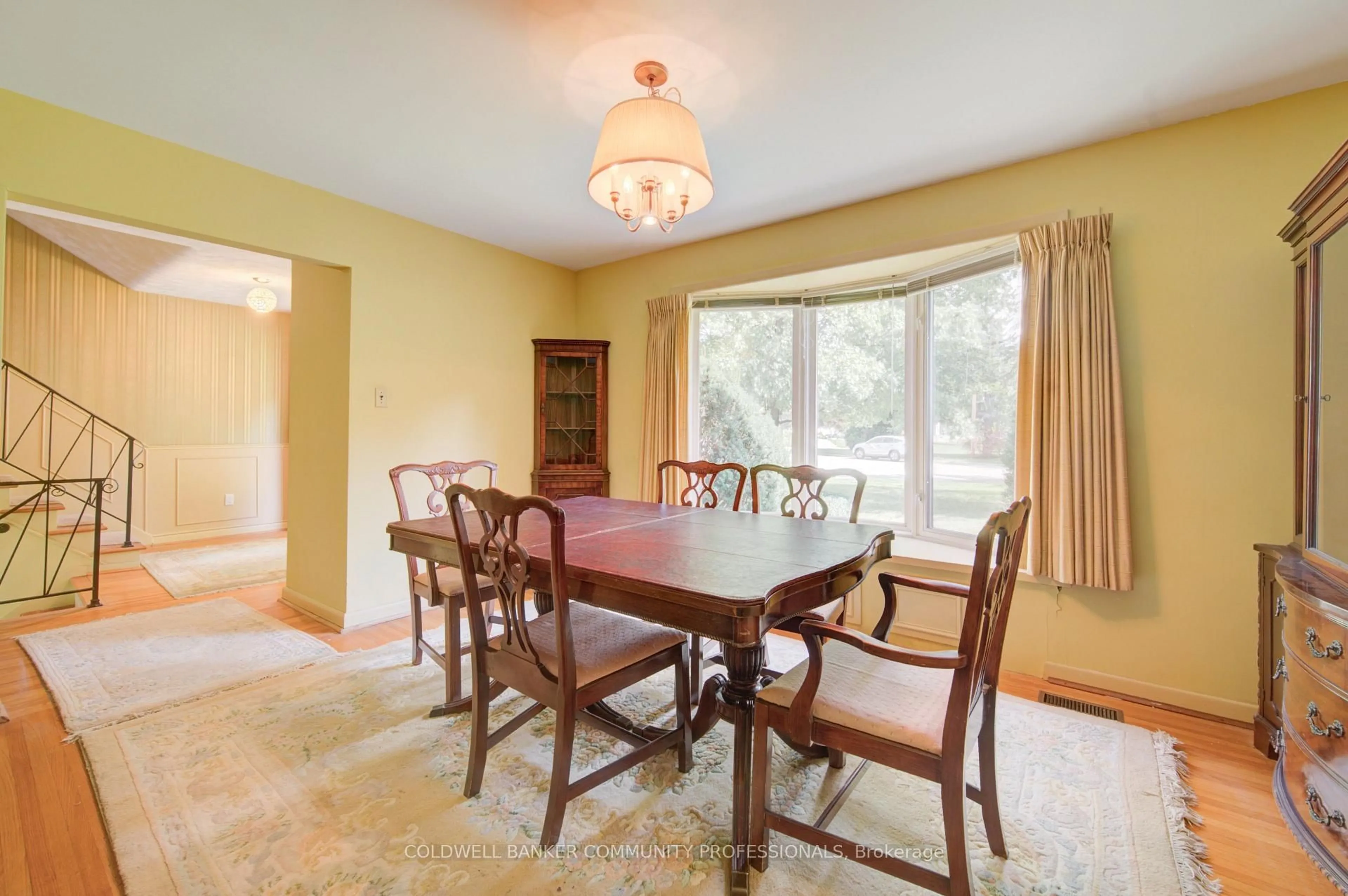 Dining room, unknown for 4 Mayfair Crt, Hamilton Ontario L9H 3P2