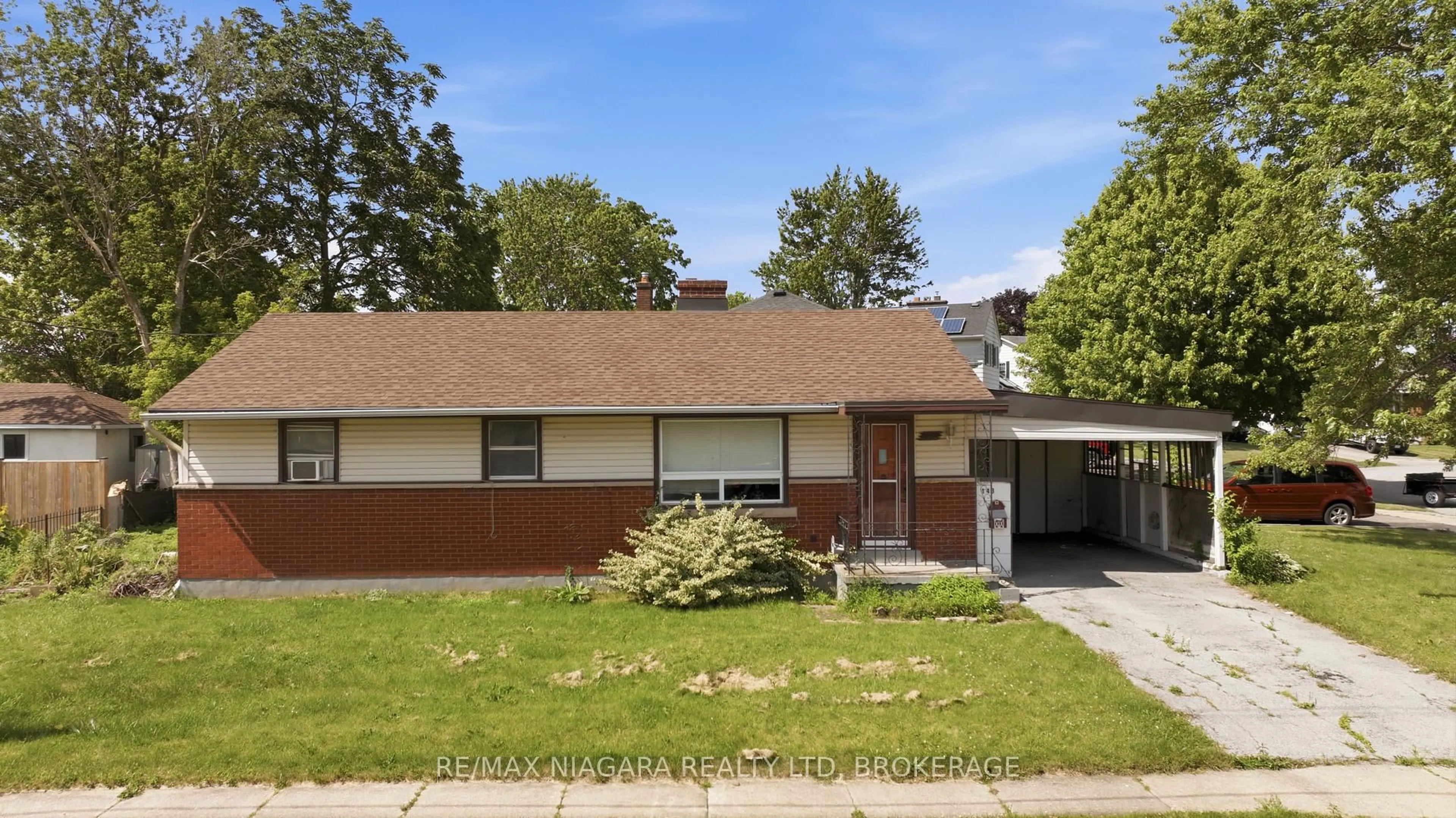 Home with vinyl exterior material, street for 143 North Cres, Port Colborne Ontario L3K 2X6