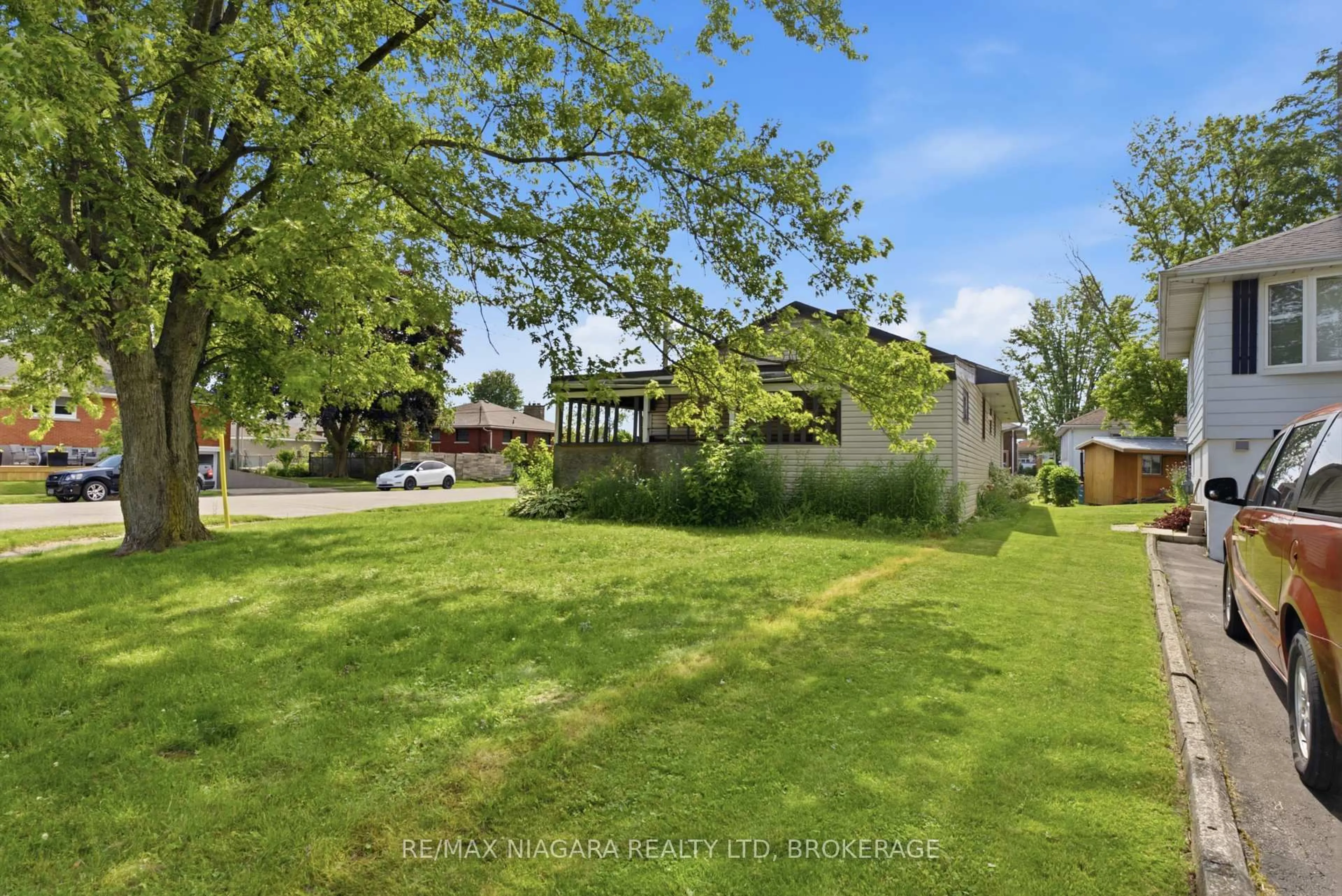 A pic from outside/outdoor area/front of a property/back of a property/a pic from drone, street for 143 North Cres, Port Colborne Ontario L3K 2X6