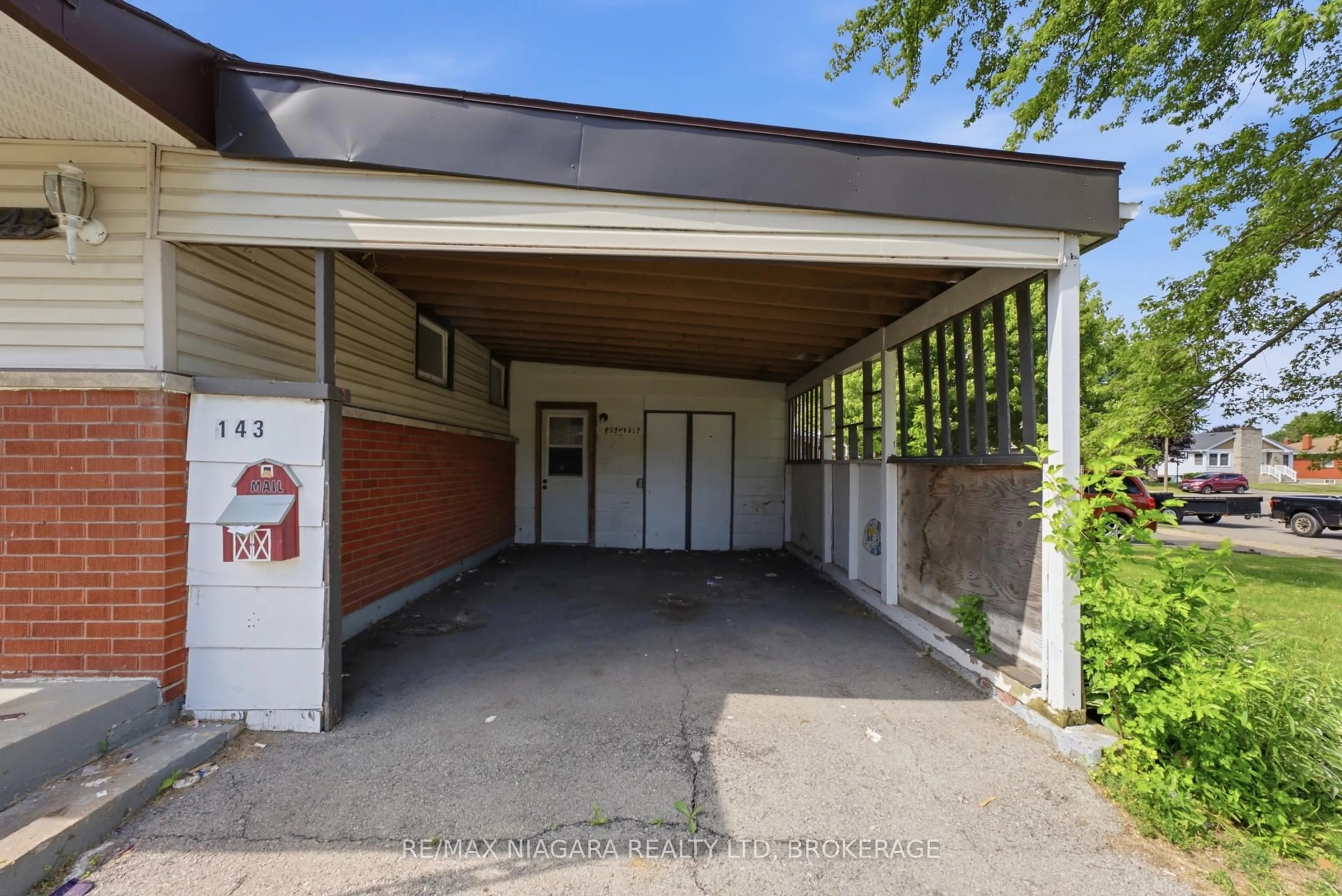 Indoor foyer for 143 North Cres, Port Colborne Ontario L3K 2X6
