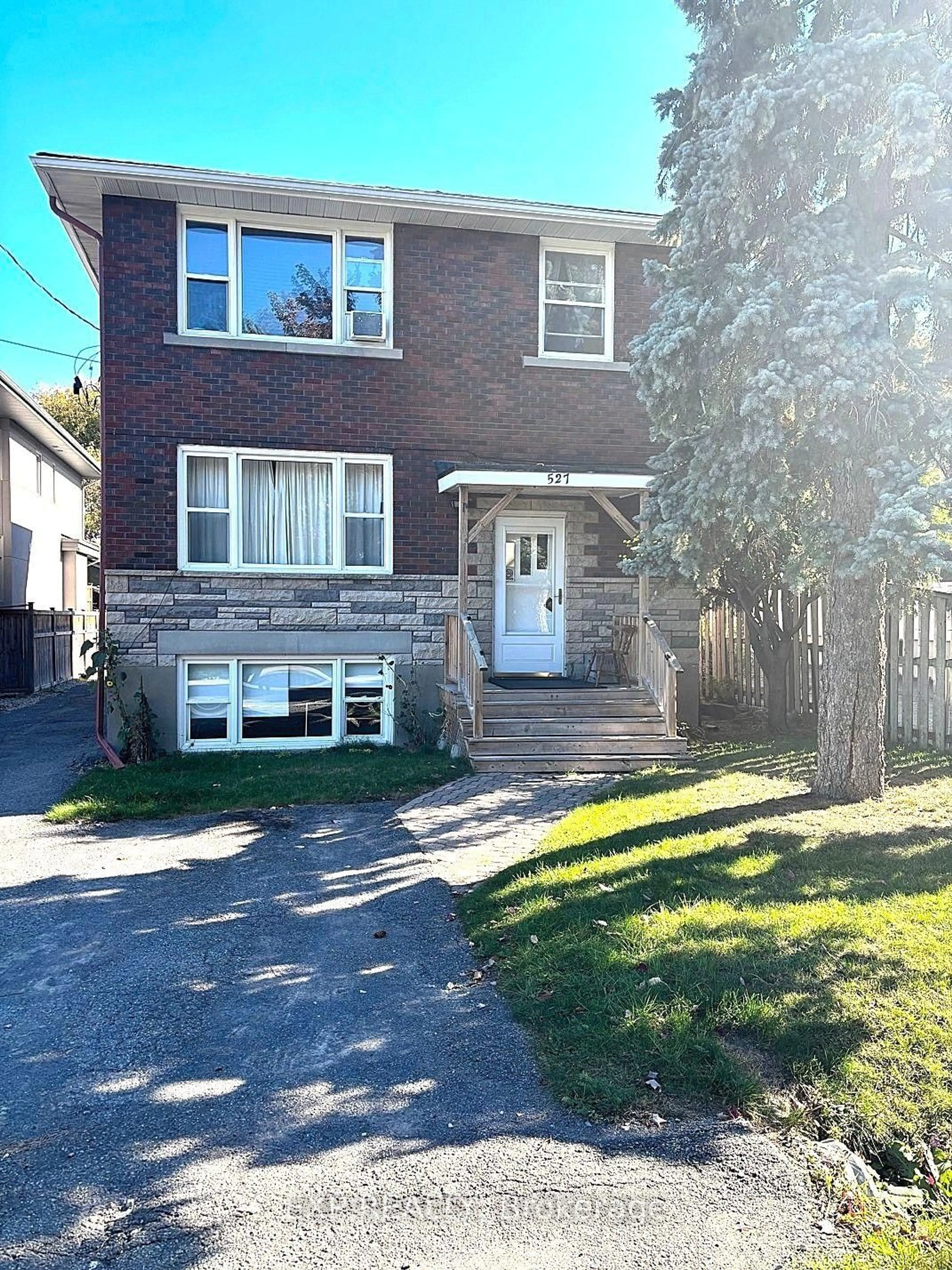 Home with brick exterior material, street for 527 Laderoute Ave, Ottawa Ontario K1Z 5V9