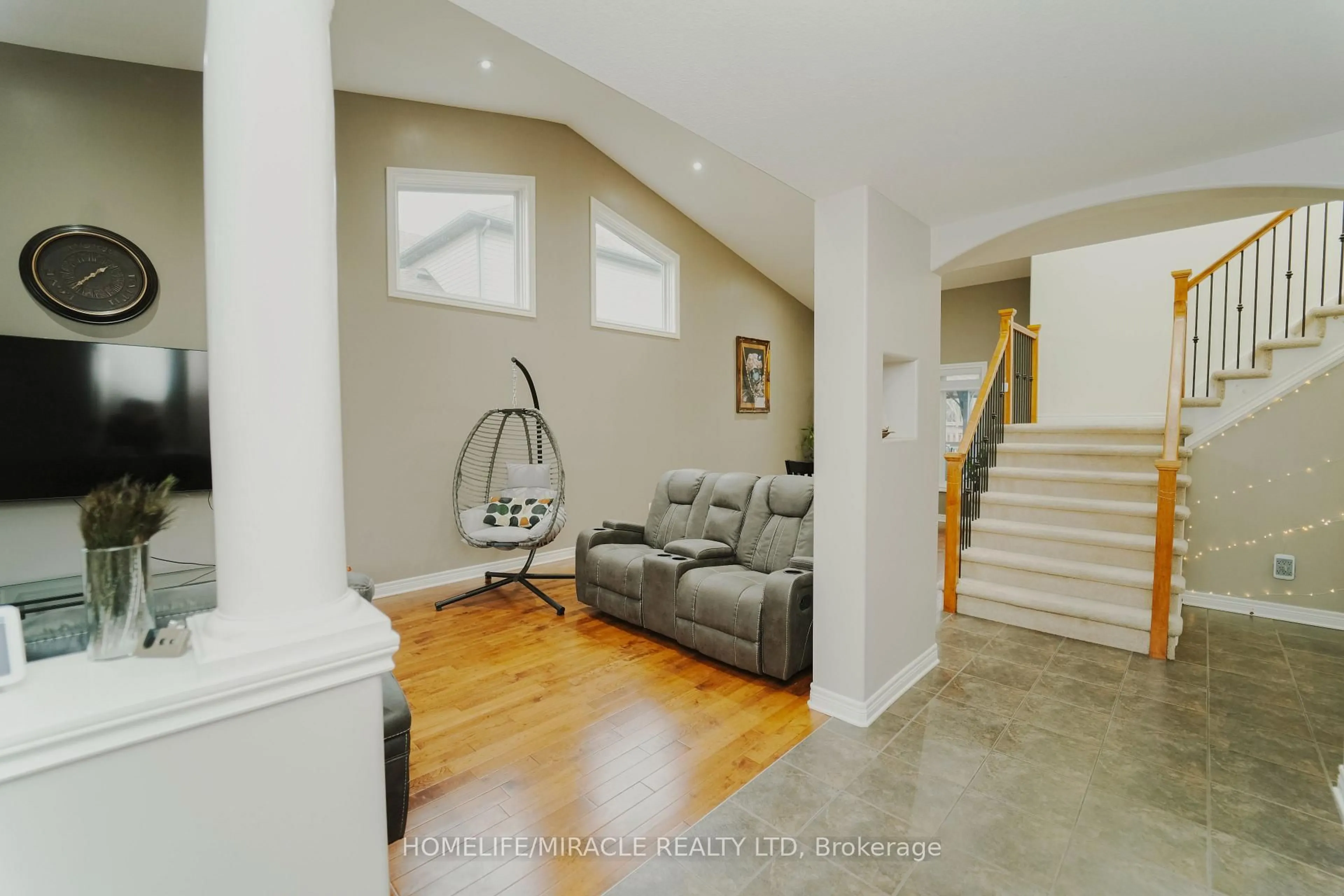 Indoor foyer for 6978 Shannon Dr, Niagara Falls Ontario L2H 3N7