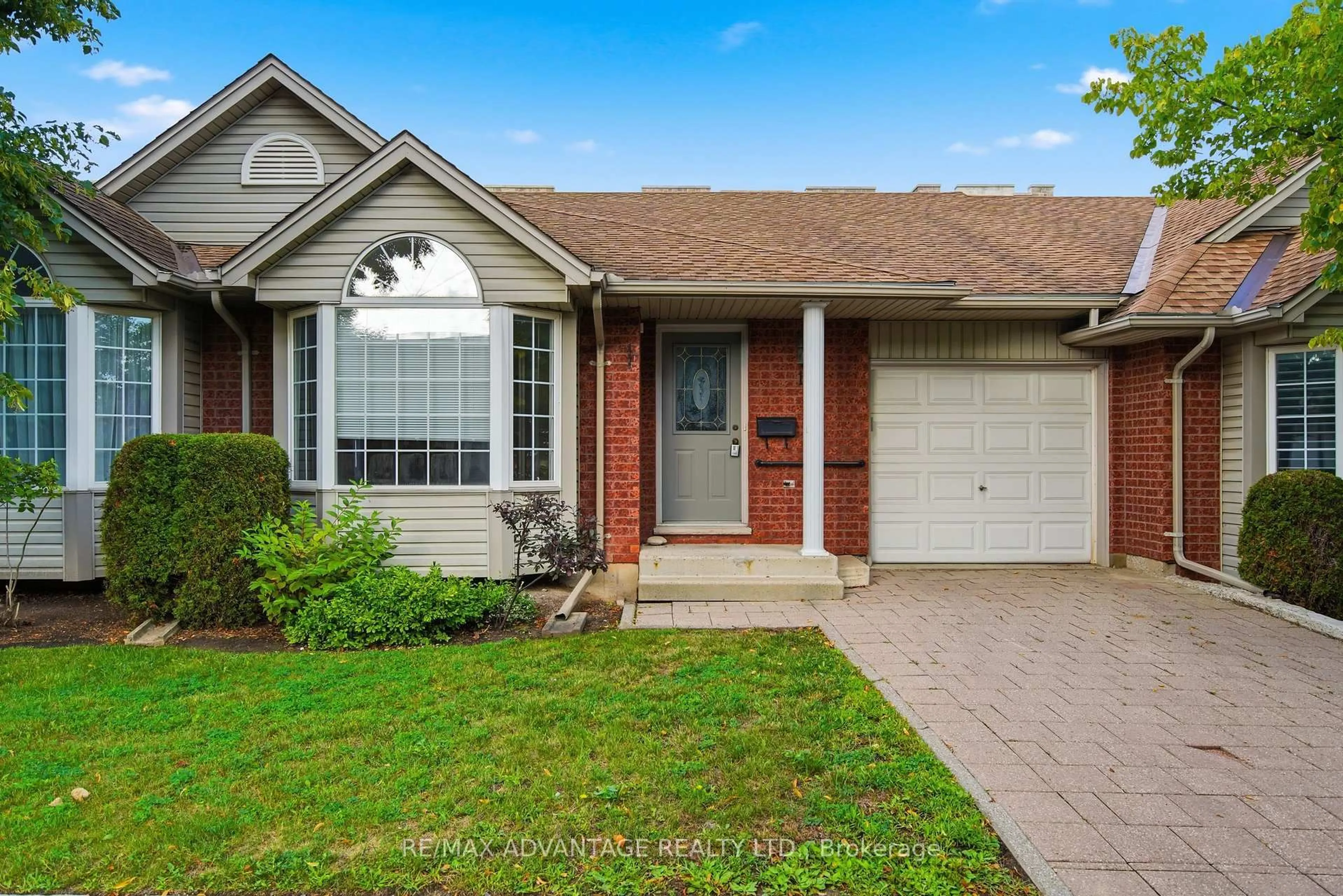 Home with vinyl exterior material, street for 122 Sherwood Forest Sq #18, London North Ontario N6G 5G8