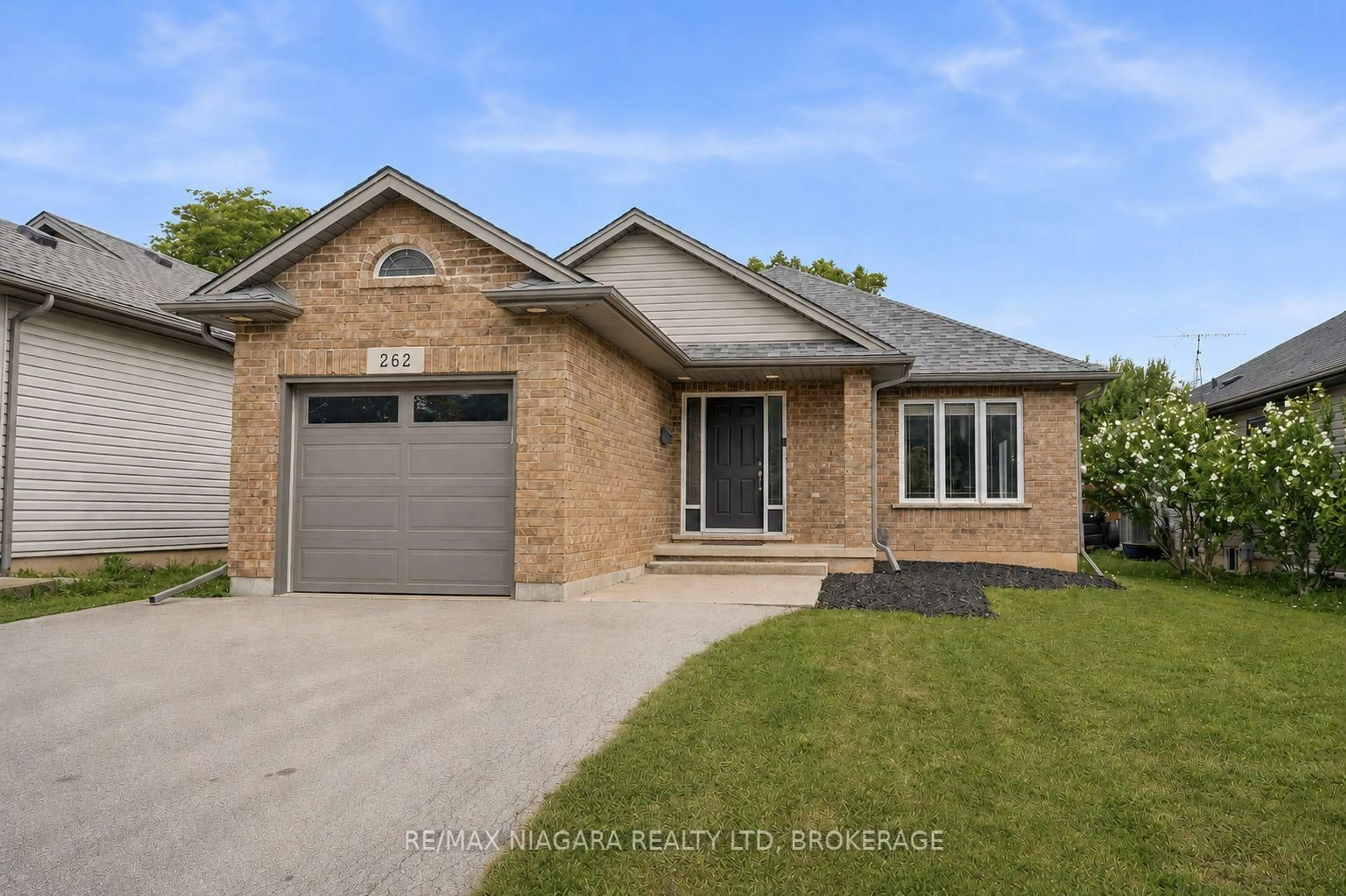 Home with brick exterior material, street for 262 Draper's St, Welland Ontario L3C 7N2