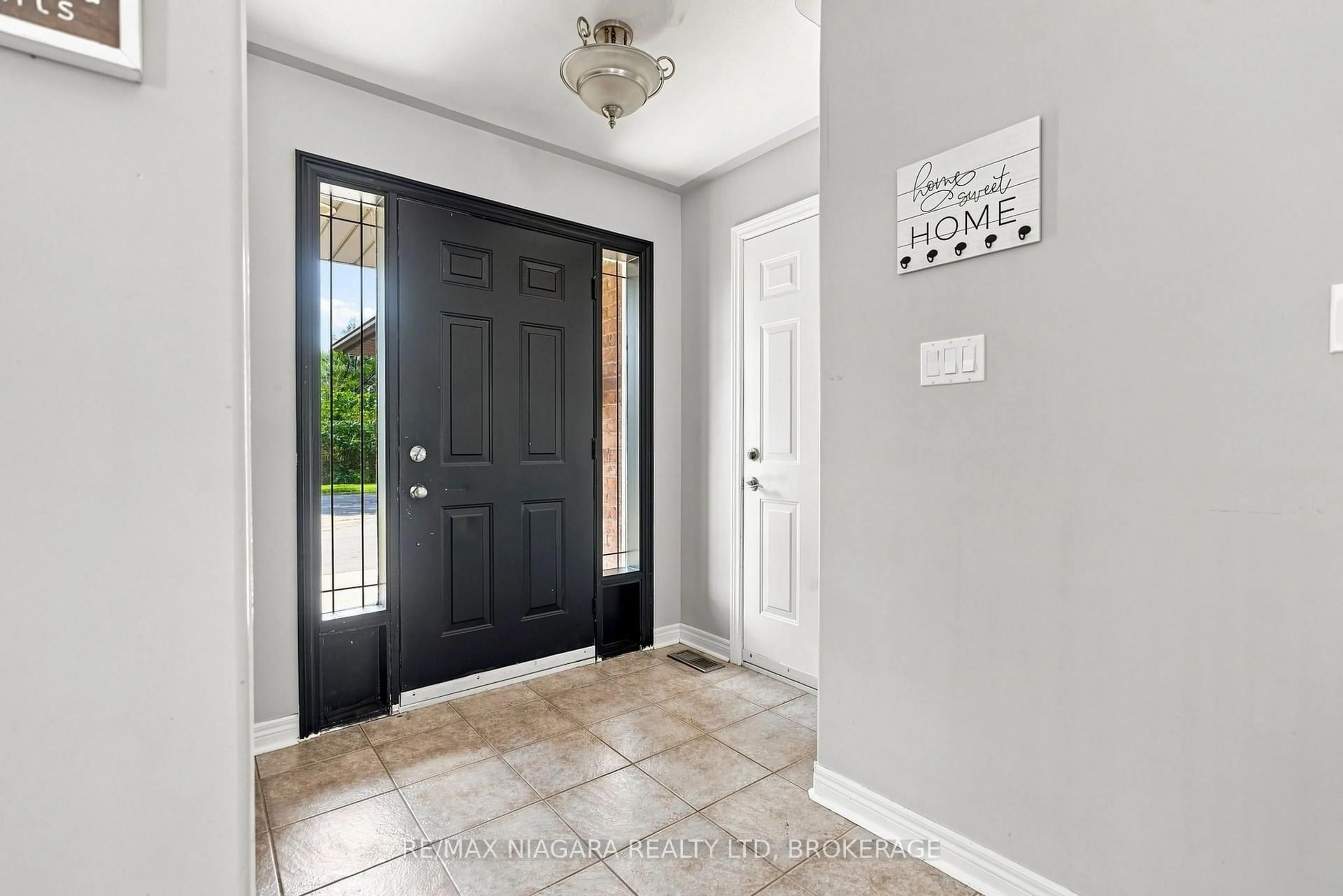 Indoor entryway for 262 Draper's St, Welland Ontario L3C 7N2