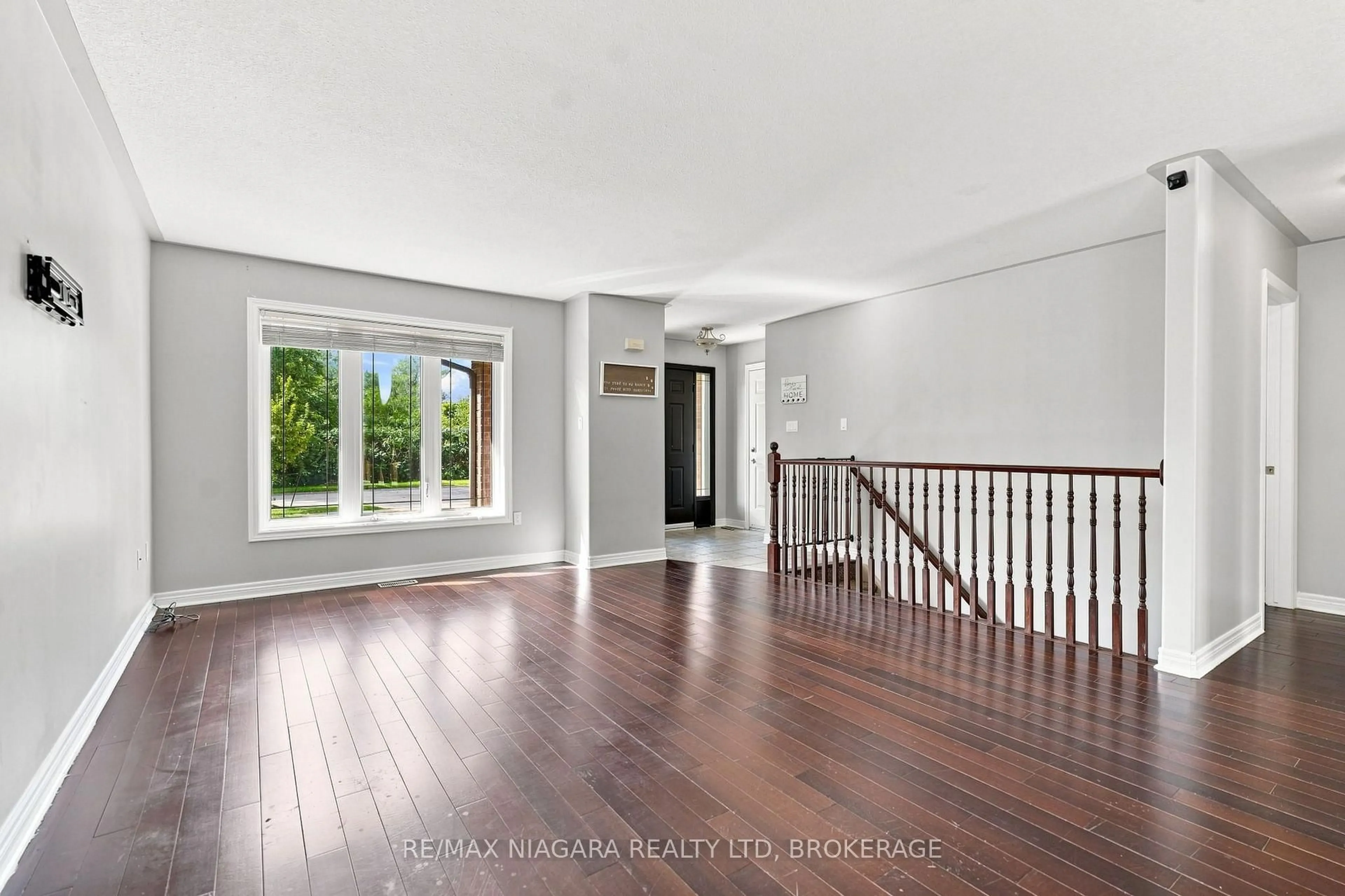 Indoor entryway for 262 Draper's St, Welland Ontario L3C 7N2