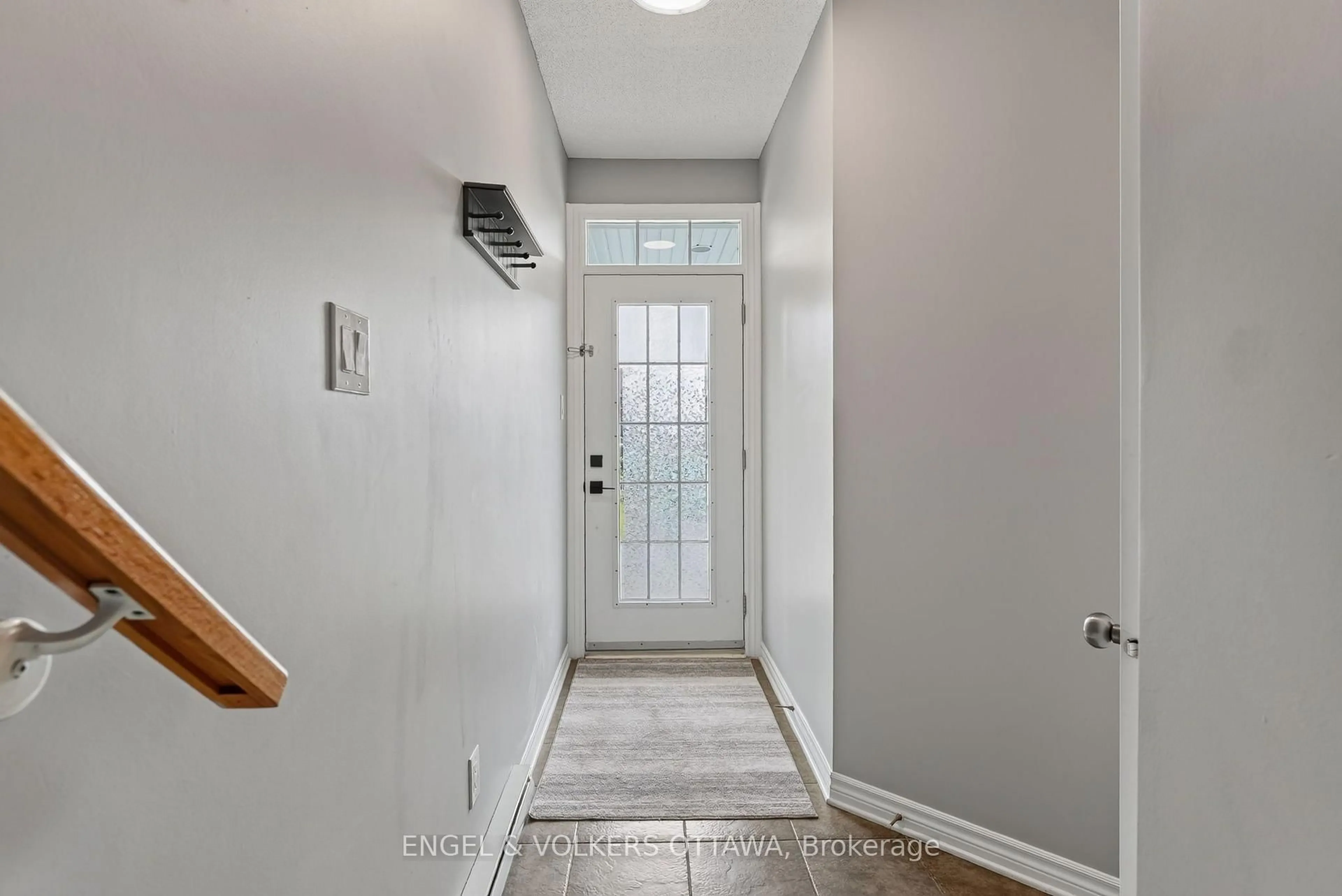 Indoor entryway for 123 Eye Bright Cres, Ottawa Ontario K1V 2K6